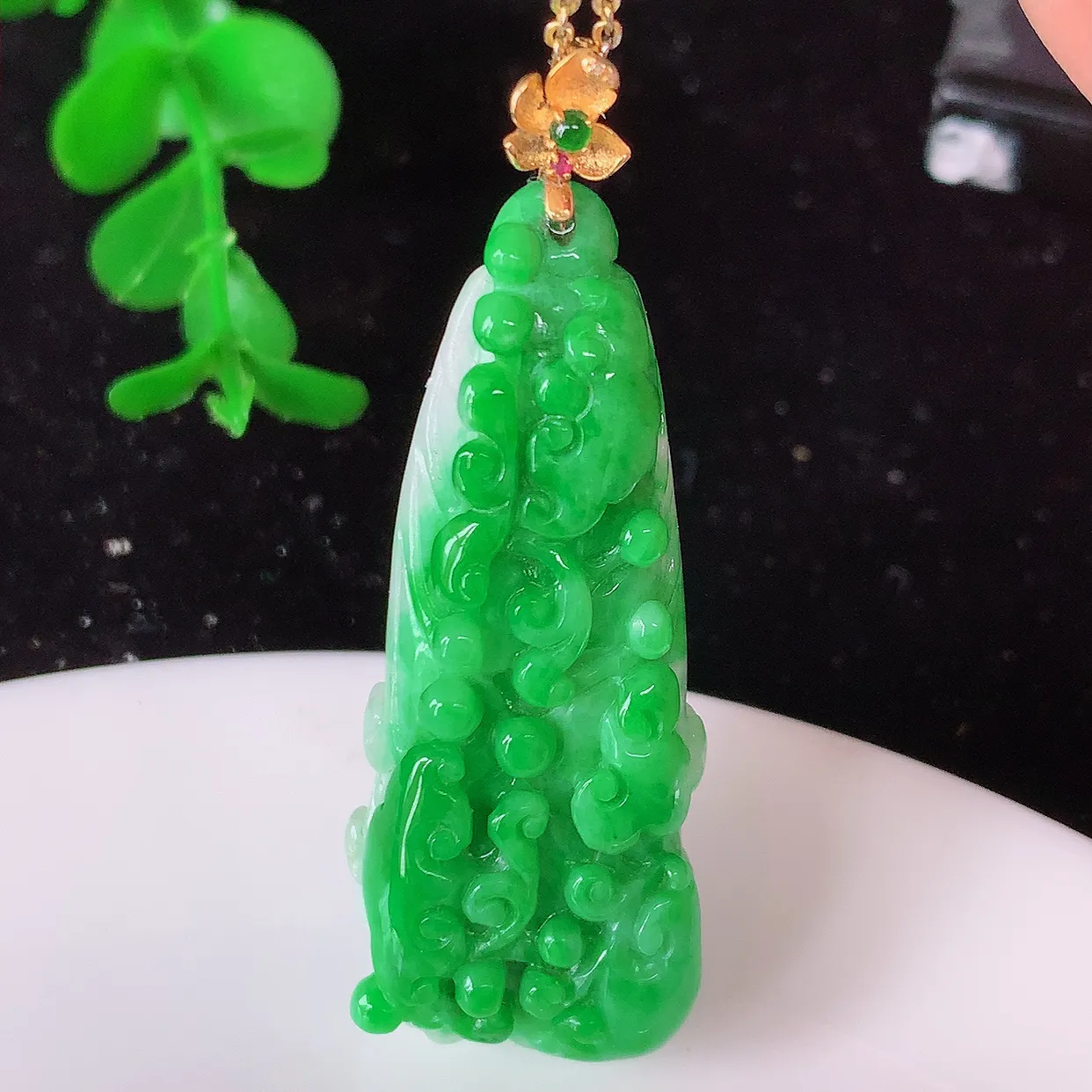 18K金镶嵌辣绿翡翠招百财白菜吊坠，百财聚来，财源滚滚，色泽鲜艳，精工水润的白菜，性价比高！#1.13整体51.5裸石44.5*17-11.5