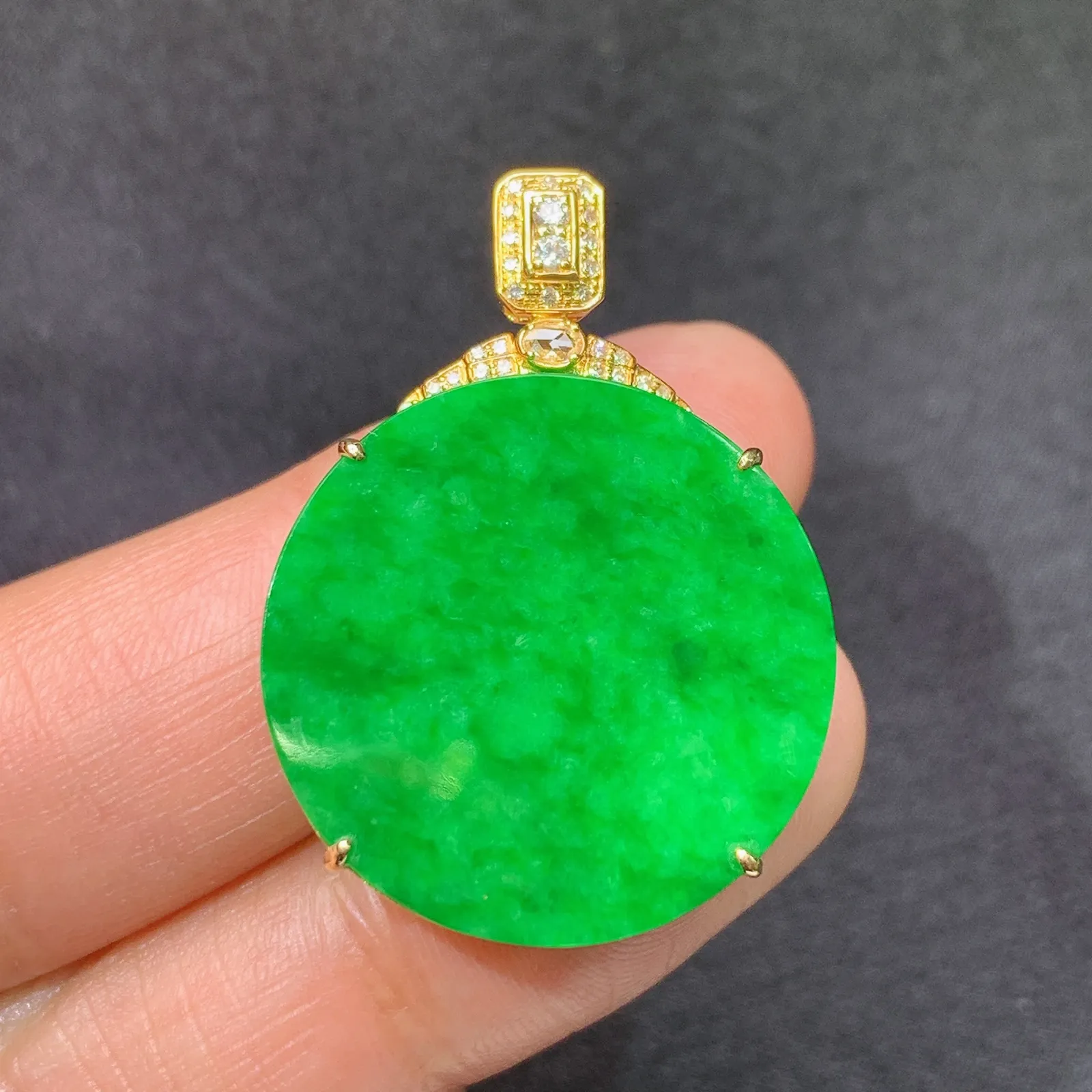阳绿圆牌吊坠，18k金镶嵌，冰润色阳，玉质细腻，种水足 尺寸32*23.2*5.1