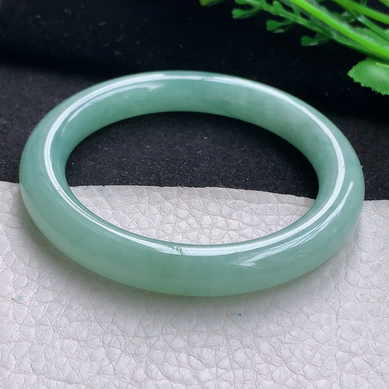 n自然光55*9.6美人镯 翡翠a货玉手镯甜绿圆条珠宝玉手环 叮当镯