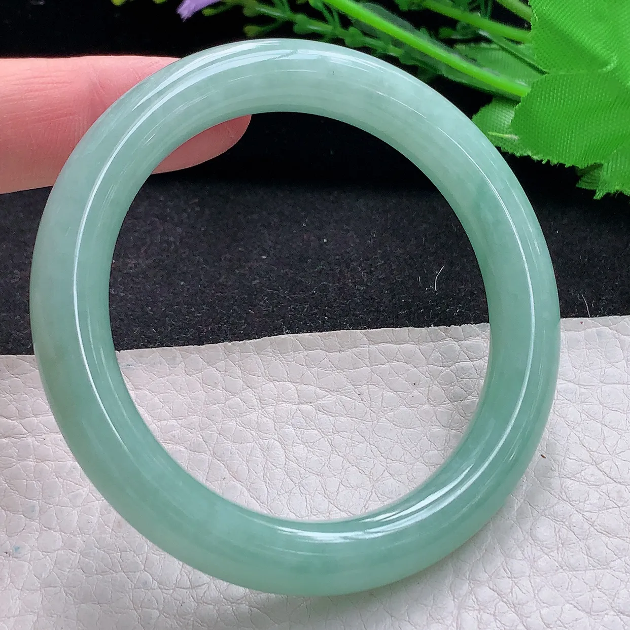 n自然光55*9.6美人镯 翡翠a货玉手镯甜绿圆条珠宝玉手环 叮当镯