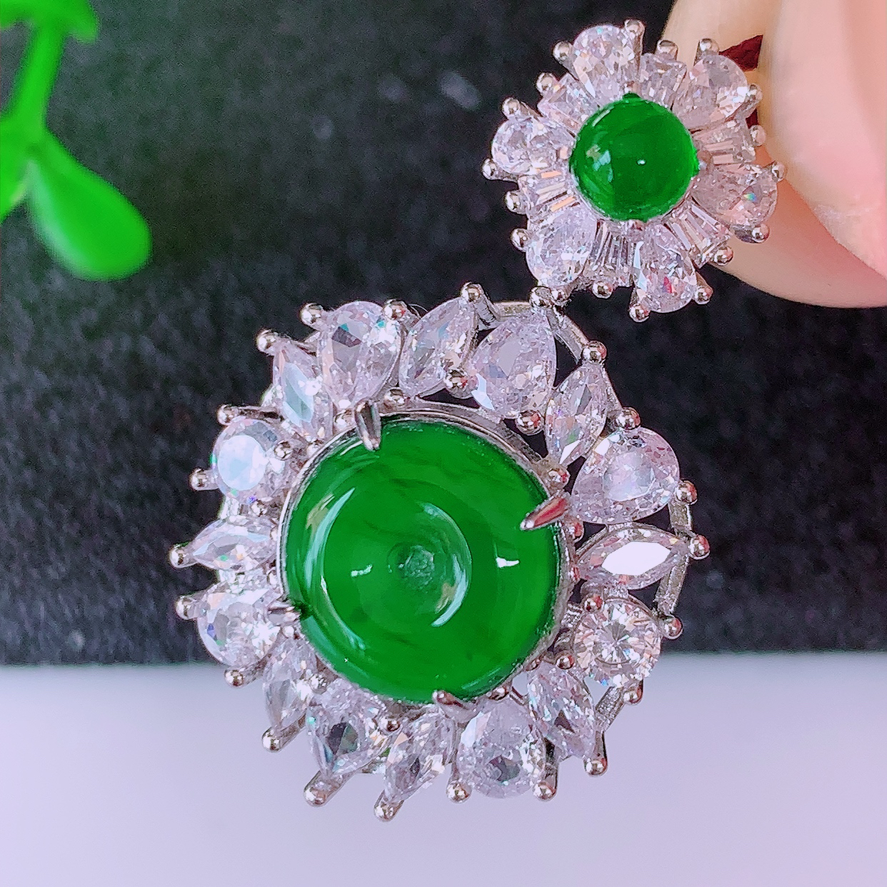 冰透满绿翡翠925银镶嵌平安扣吊坠，自然光实拍，翠色灵动，颜色漂亮，种老水足，品相佳，佩戴佳品！#98.13整体29.5*17.5*8.5裸石9.5-9.5