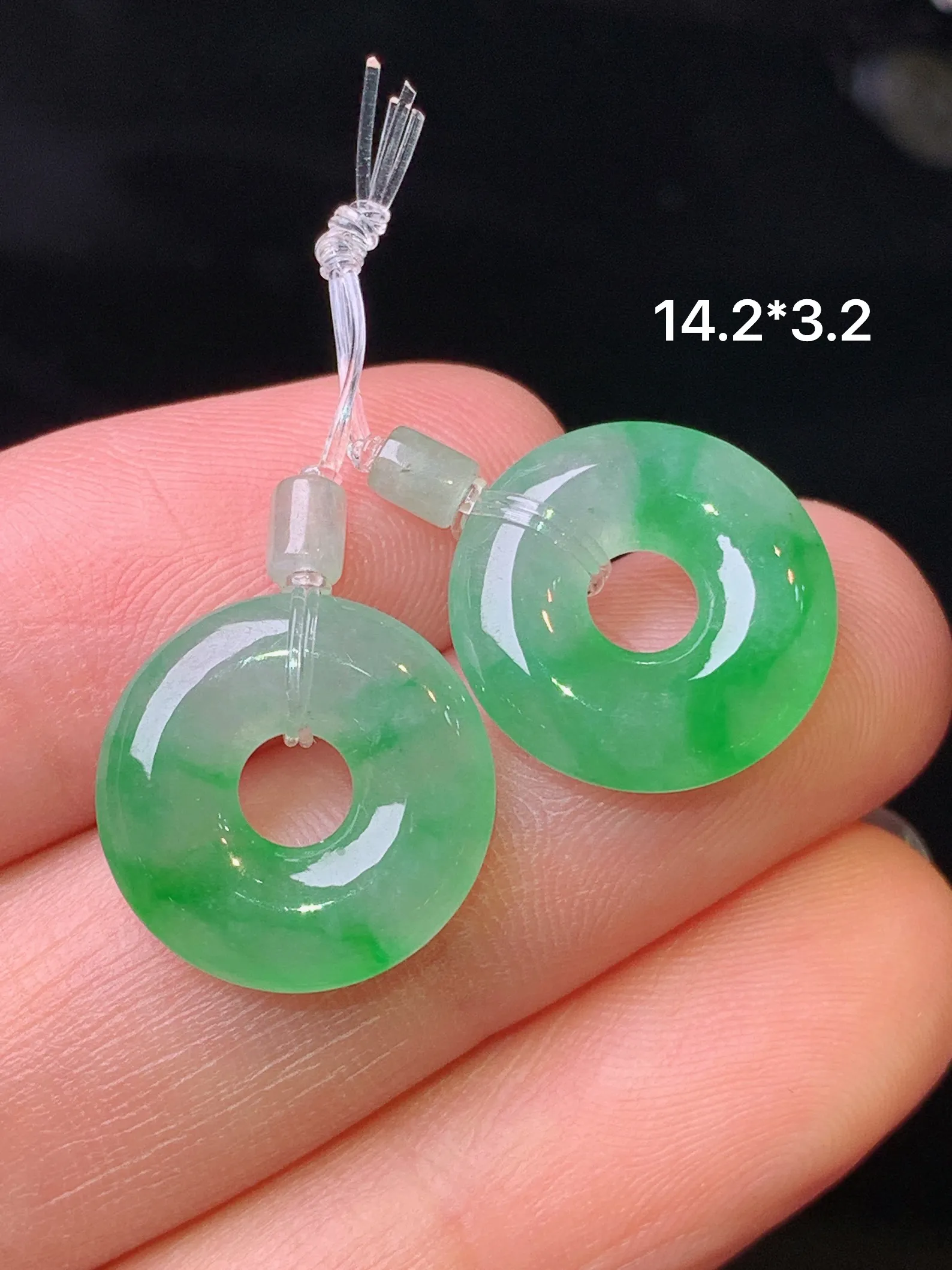 飘绿平安环一对 玉质细腻 水润亮眼 色泽艳丽 整体尺寸14.2*3.2