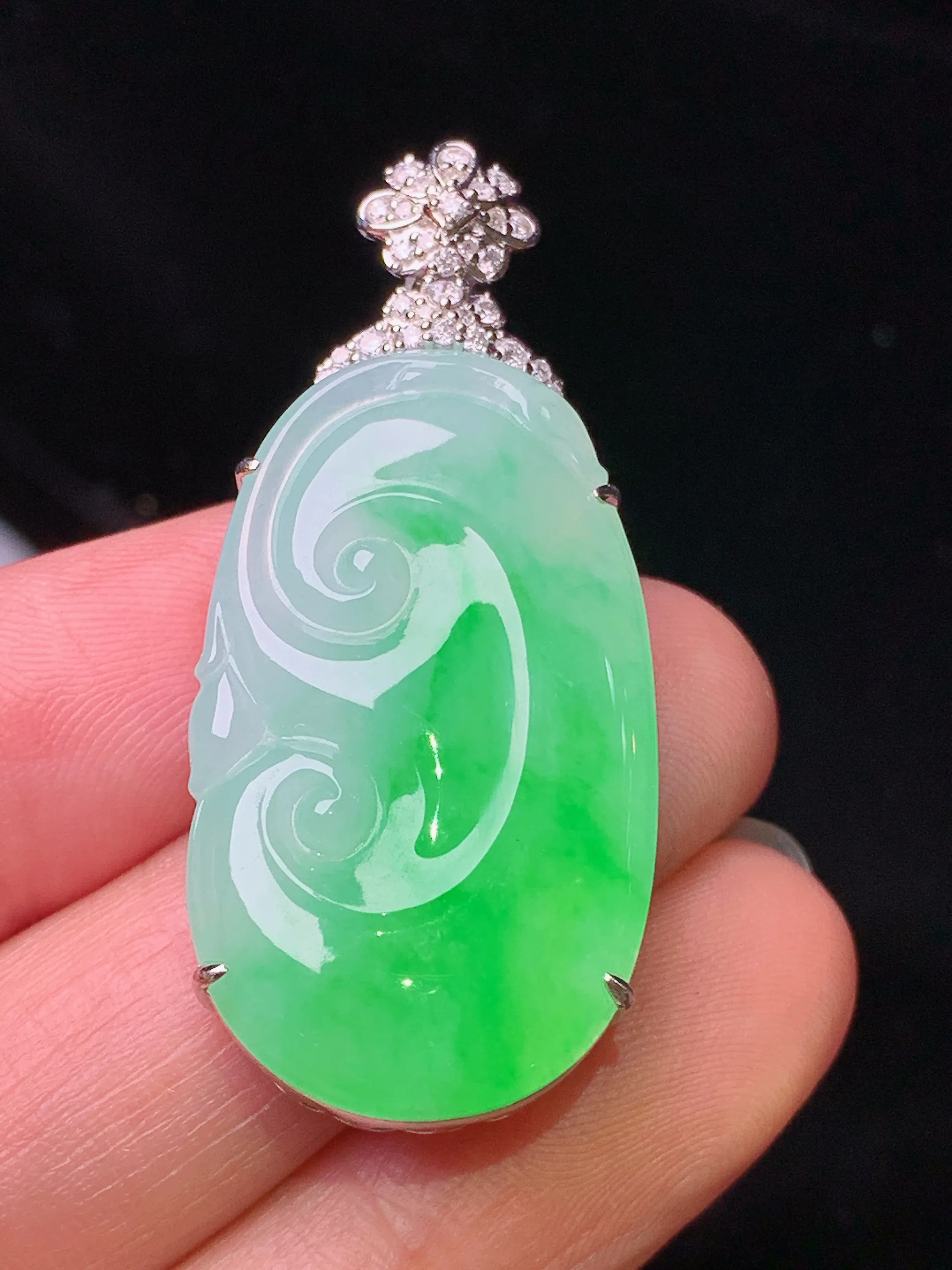 18k金钻镶嵌翠绿如意吊坠 玉质细腻 水润亮眼 色泽艳丽 整体尺寸42*18.7*8