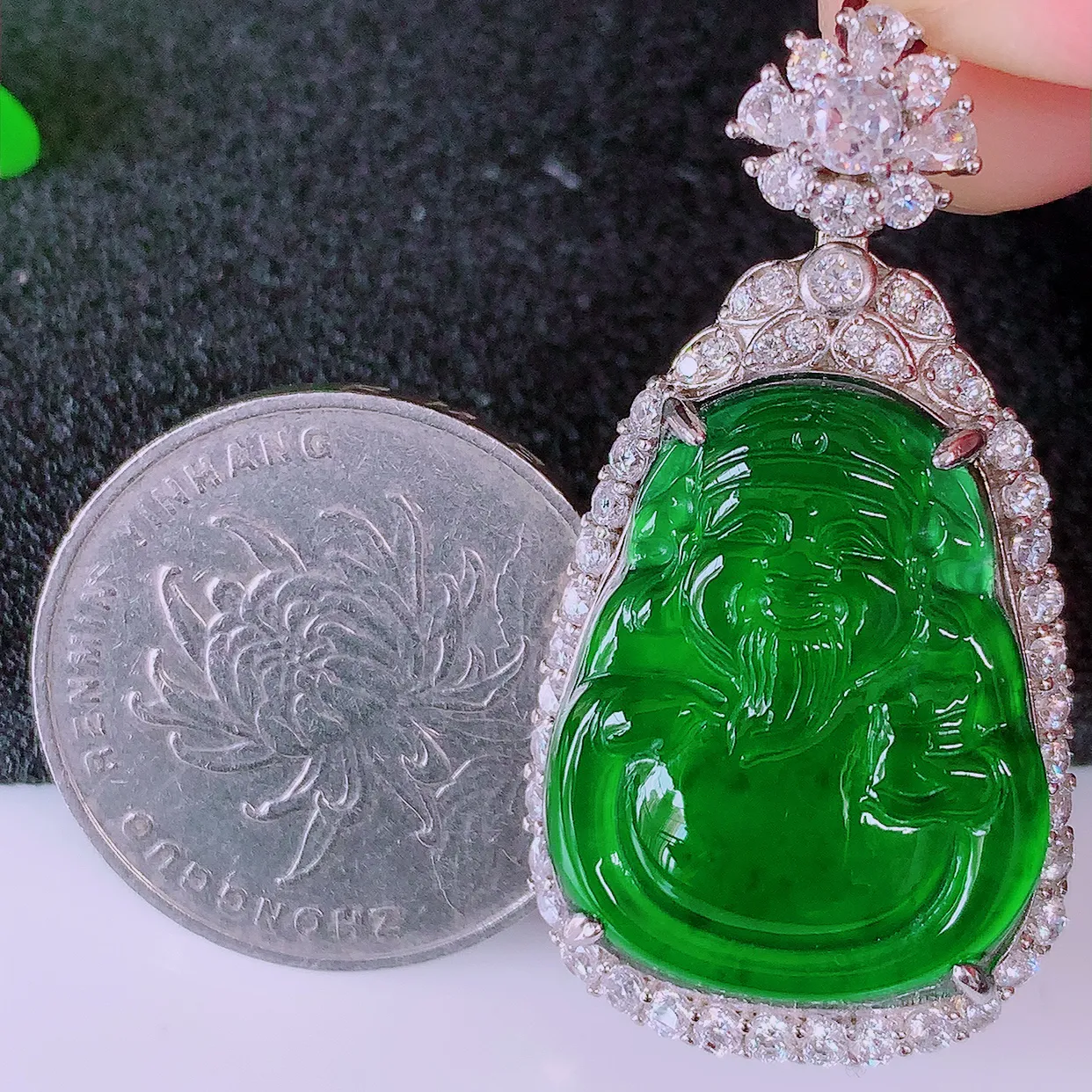 冰透满绿翡翠925银镶嵌财神爷吊坠，自然光实拍，翠色灵动，颜色漂亮，种老水足，品相佳，佩戴佳品！#98.13整体39.5*21*9裸石23*18.5