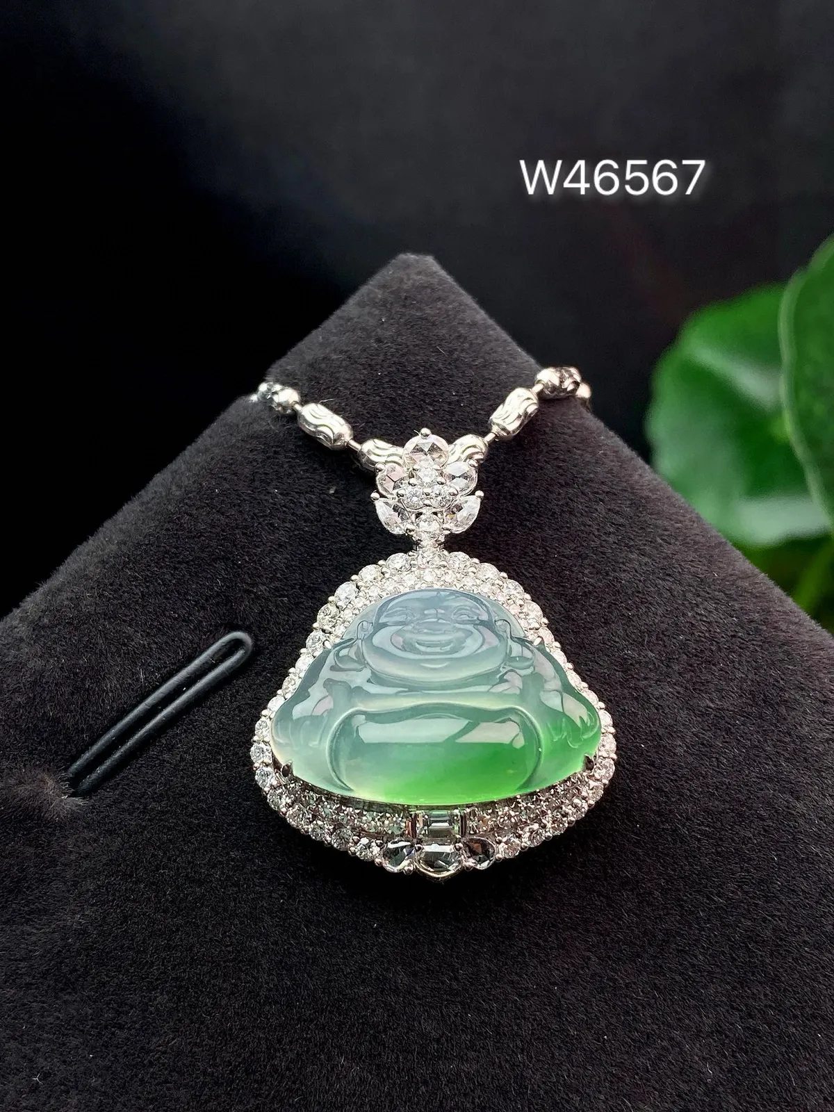 【冰种飘绿佛公吊坠】种水上乘，晶莹剔透，纯净通透，莹光感很强，18k金钻镶嵌，裸石尺寸12.4*19