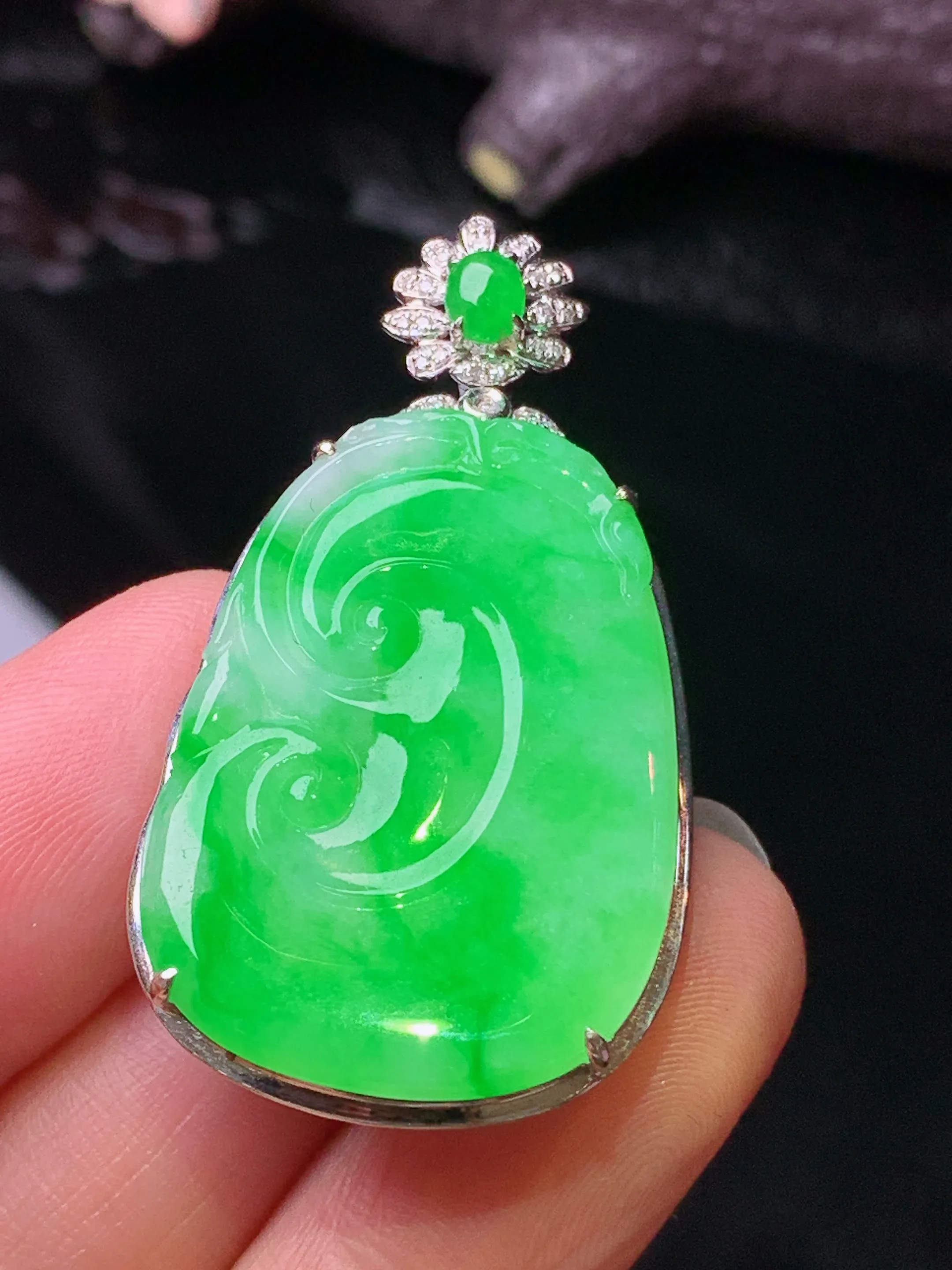 18k金钻镶嵌翠绿如意吊坠 玉质细腻 水润亮眼 色泽艳丽 整体尺寸41*23*7.8