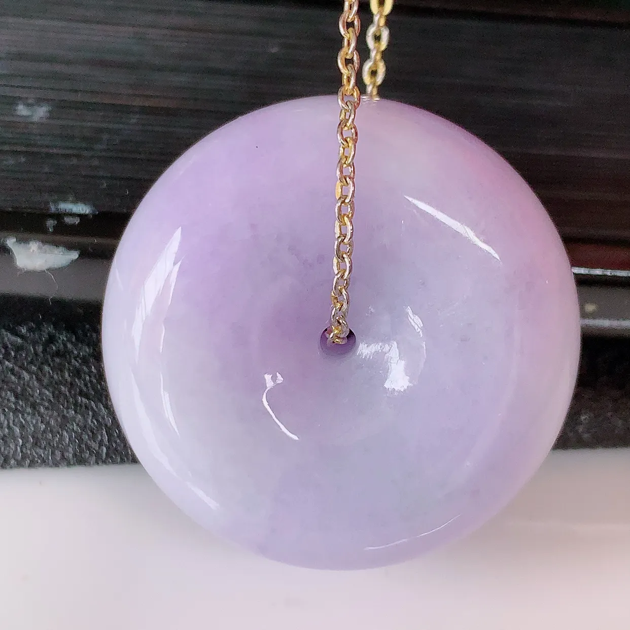 自然光实拍，冰润紫罗兰翡翠平安扣吊坠，形体饱满圆润，平安扣肥嘟嘟的，平平安安，种水很好，配戴精美！#05.13