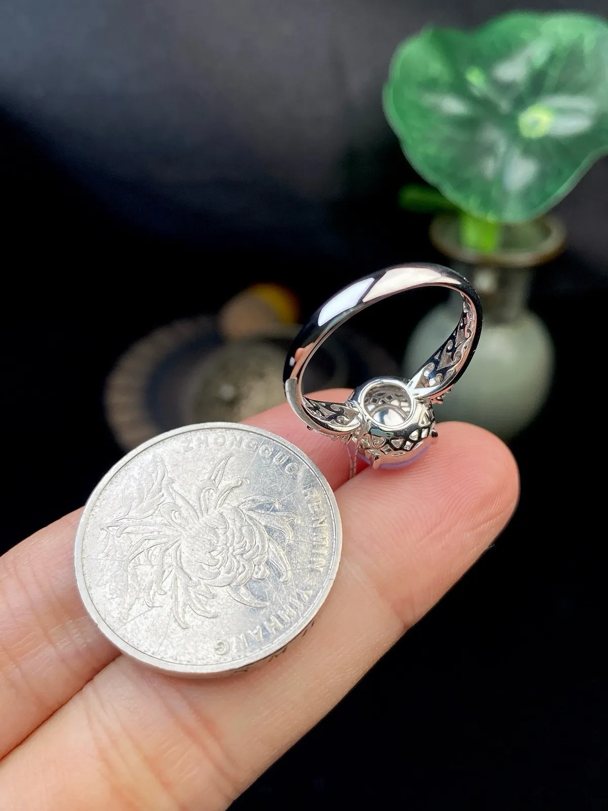 【冰种紫蛋面戒指】质地细腻，饱满度很好，晶莹剔透，18k金钻镶嵌，裸石尺寸9.4*9.2*5.3毫米