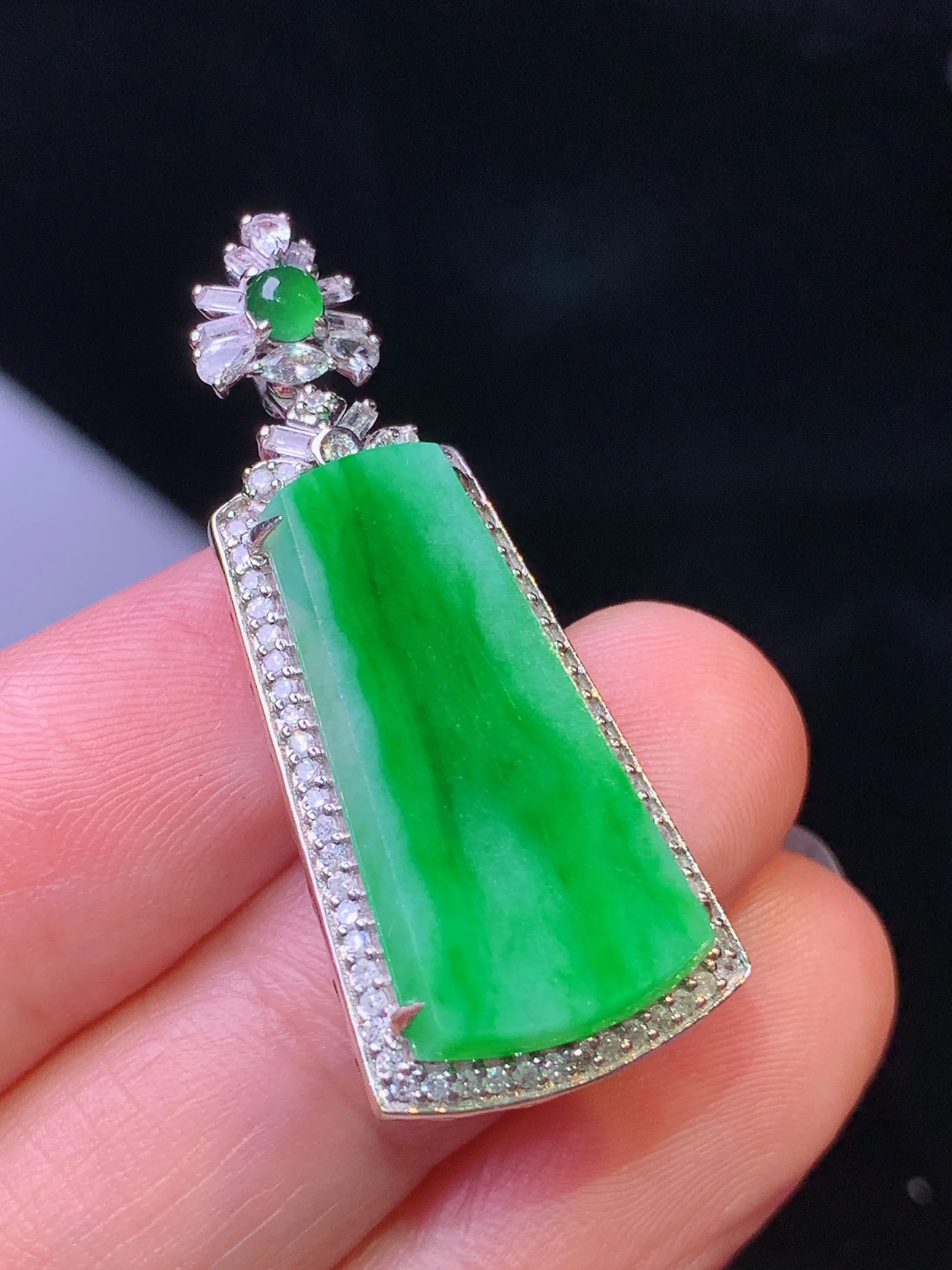 18k金钻镶嵌翠绿无事牌吊坠 玉质细腻 水润亮眼 色泽艳丽 整体尺寸36.2*15.2*6.2