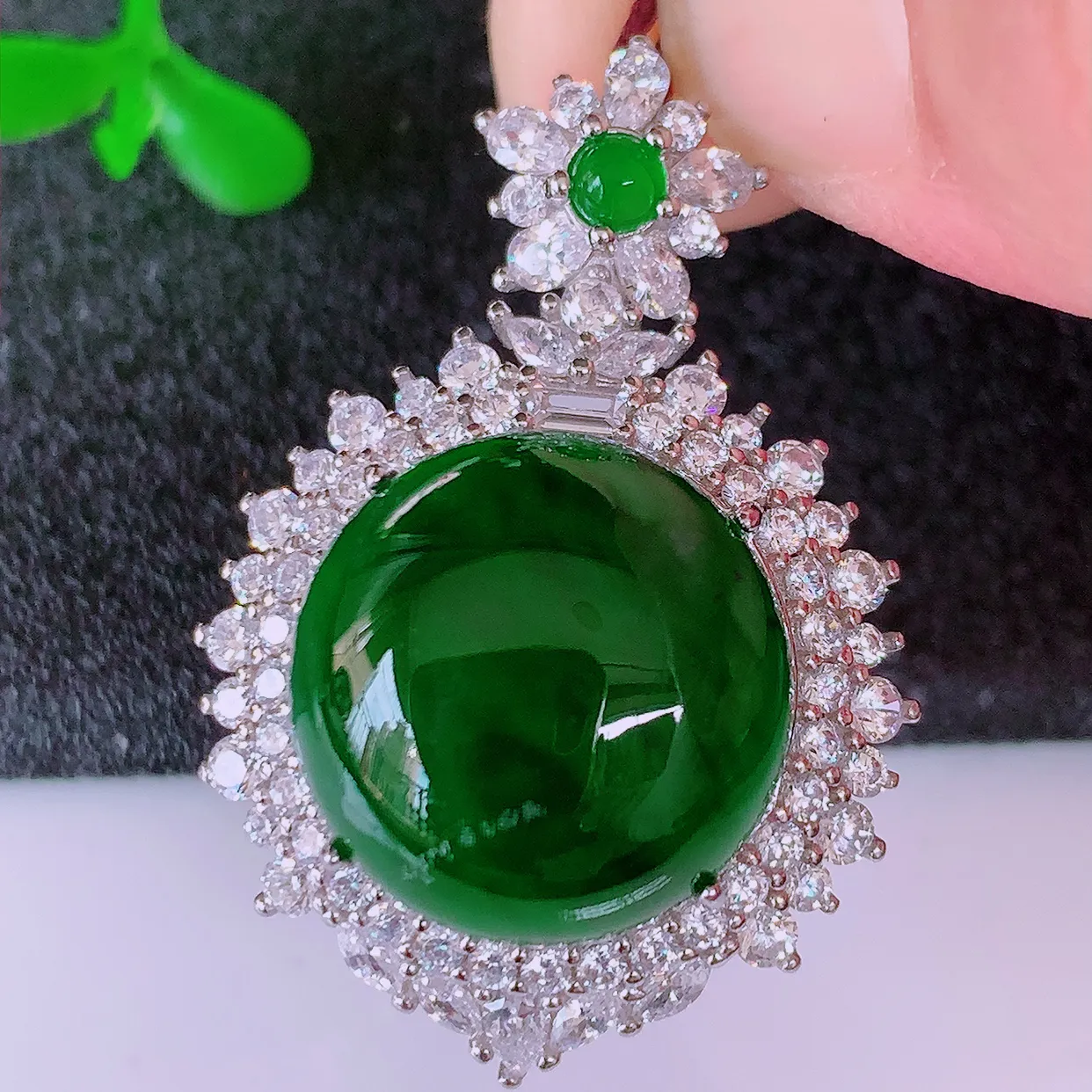 大颗冰透满绿翡翠蛋面925银镶嵌吊坠，自然光实拍，翠色灵动，颜色漂亮，种老水足，品相佳，佩戴佳品！#98.13整体33*22.8*12裸石15-15