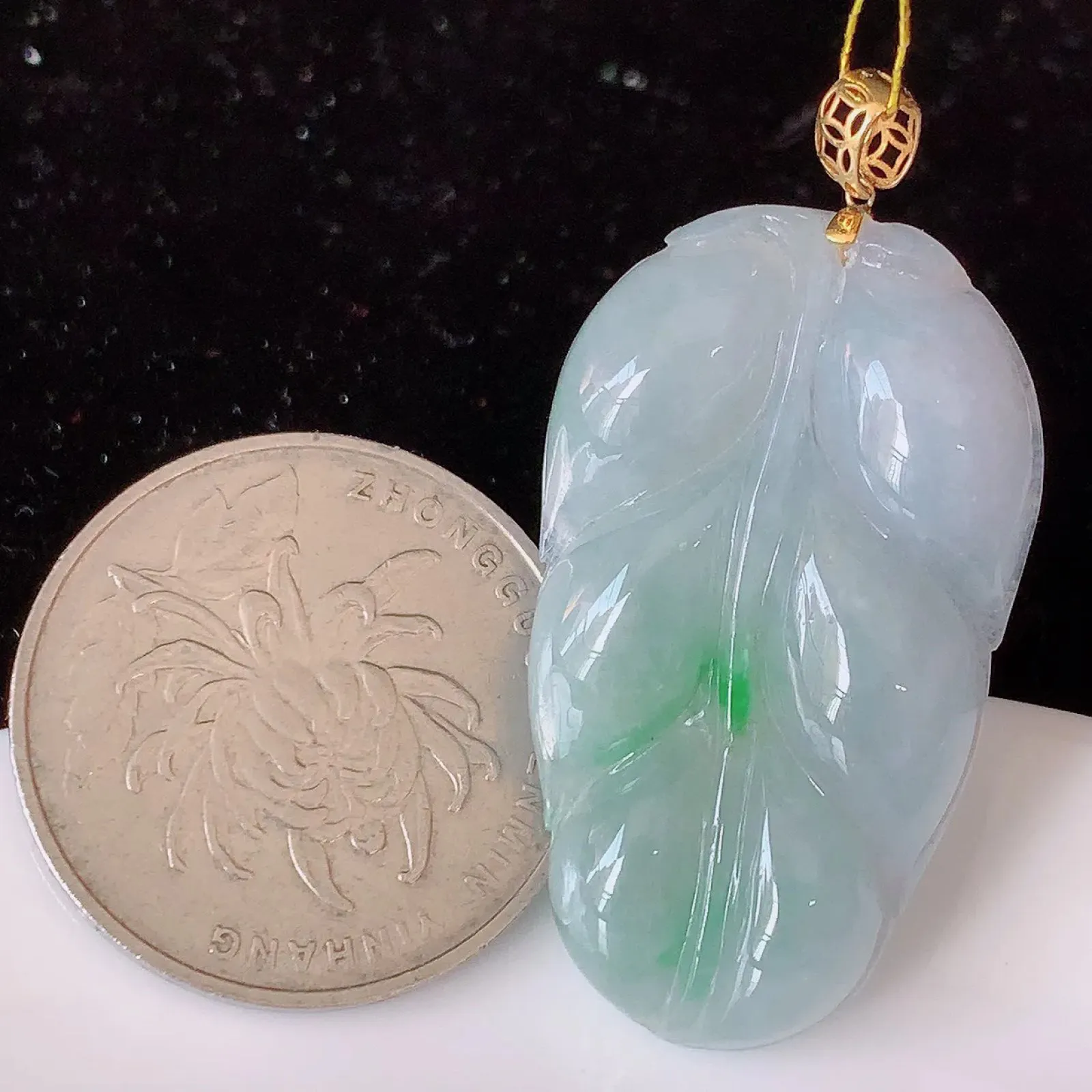 18K金镶嵌冰春带彩翡翠叶子吊坠 ，种水足，色泽清新，工艺精湛，叶子寓意美好；金枝玉叶，事业有成。#35.13