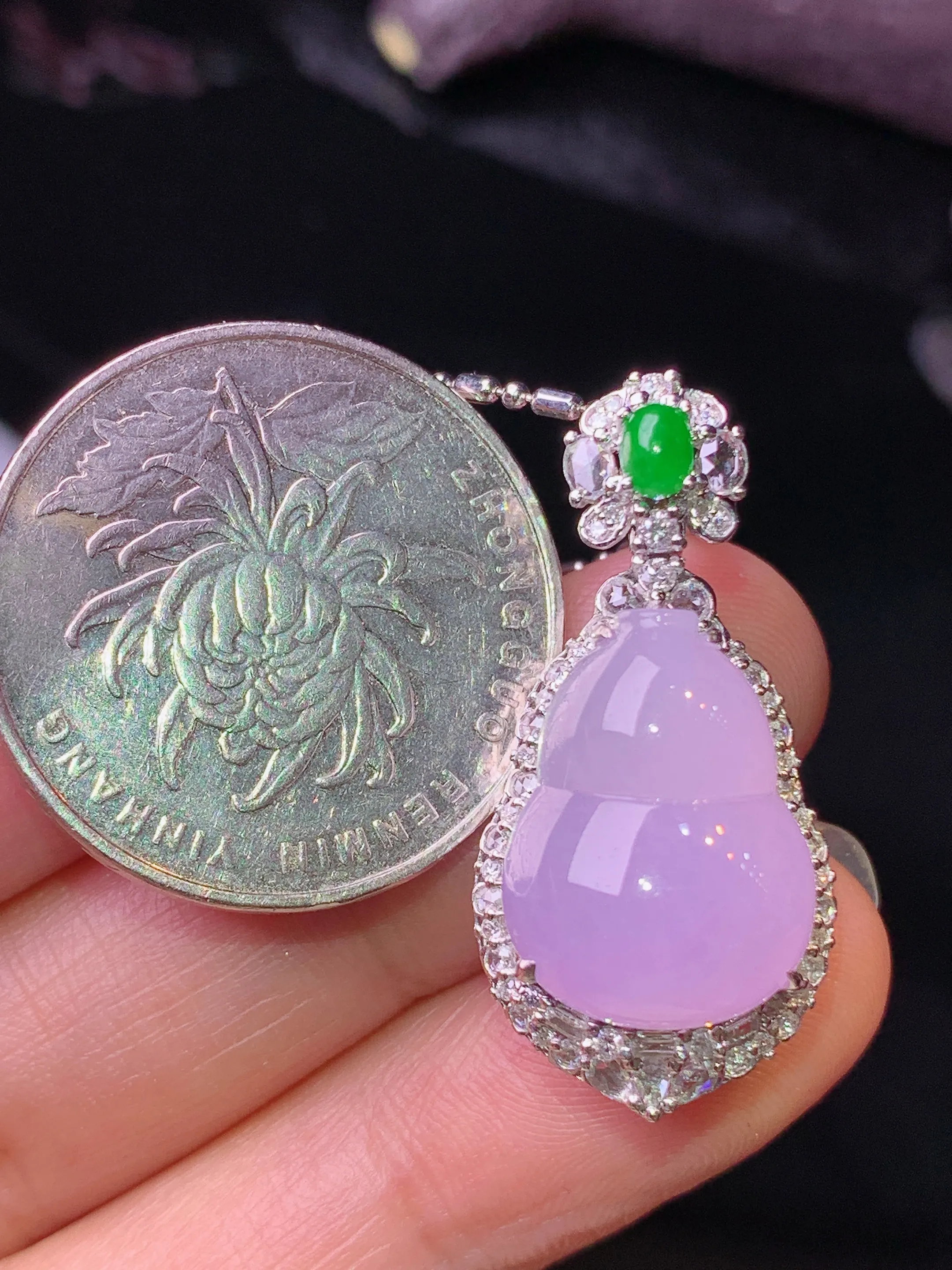 18k金钻镶嵌紫罗兰葫芦吊坠 玉质细腻 水润亮眼 色泽艳丽 整体尺寸30.3*14.8*11.6