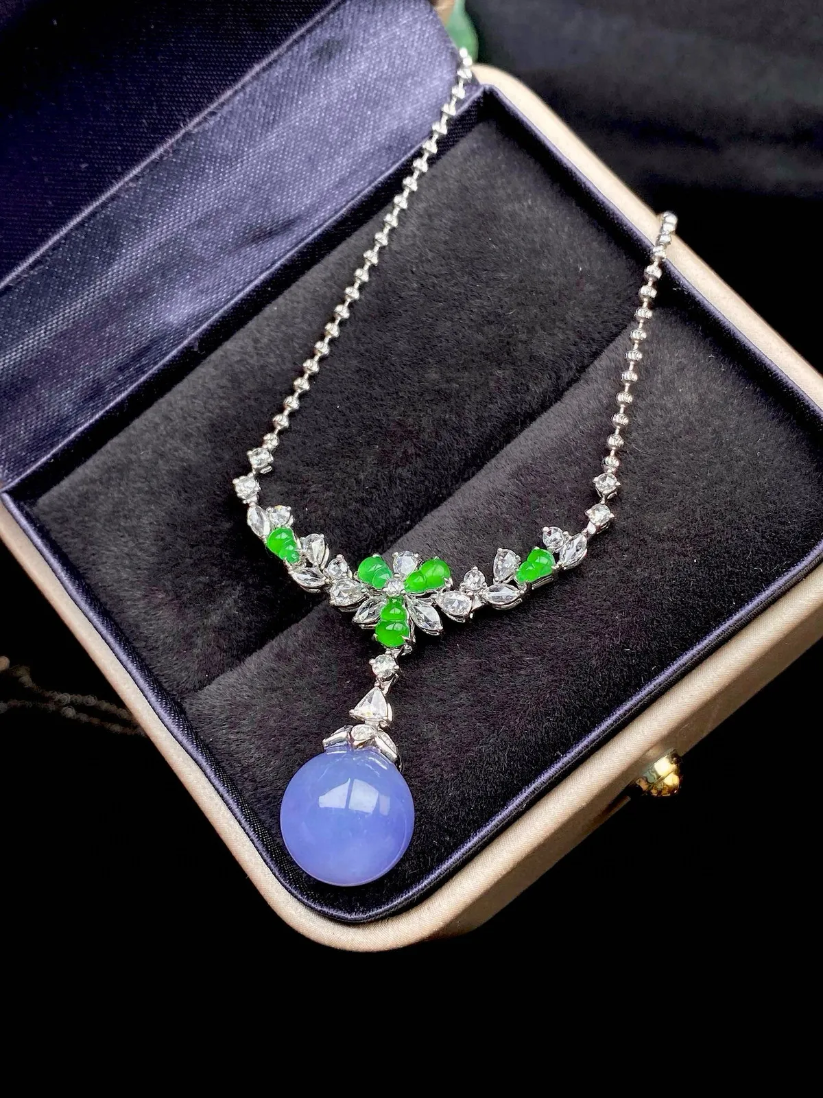 【冰种紫罗兰珠吊坠】质地细腻，光泽度不错，18k金钻镶嵌，10.6毫米