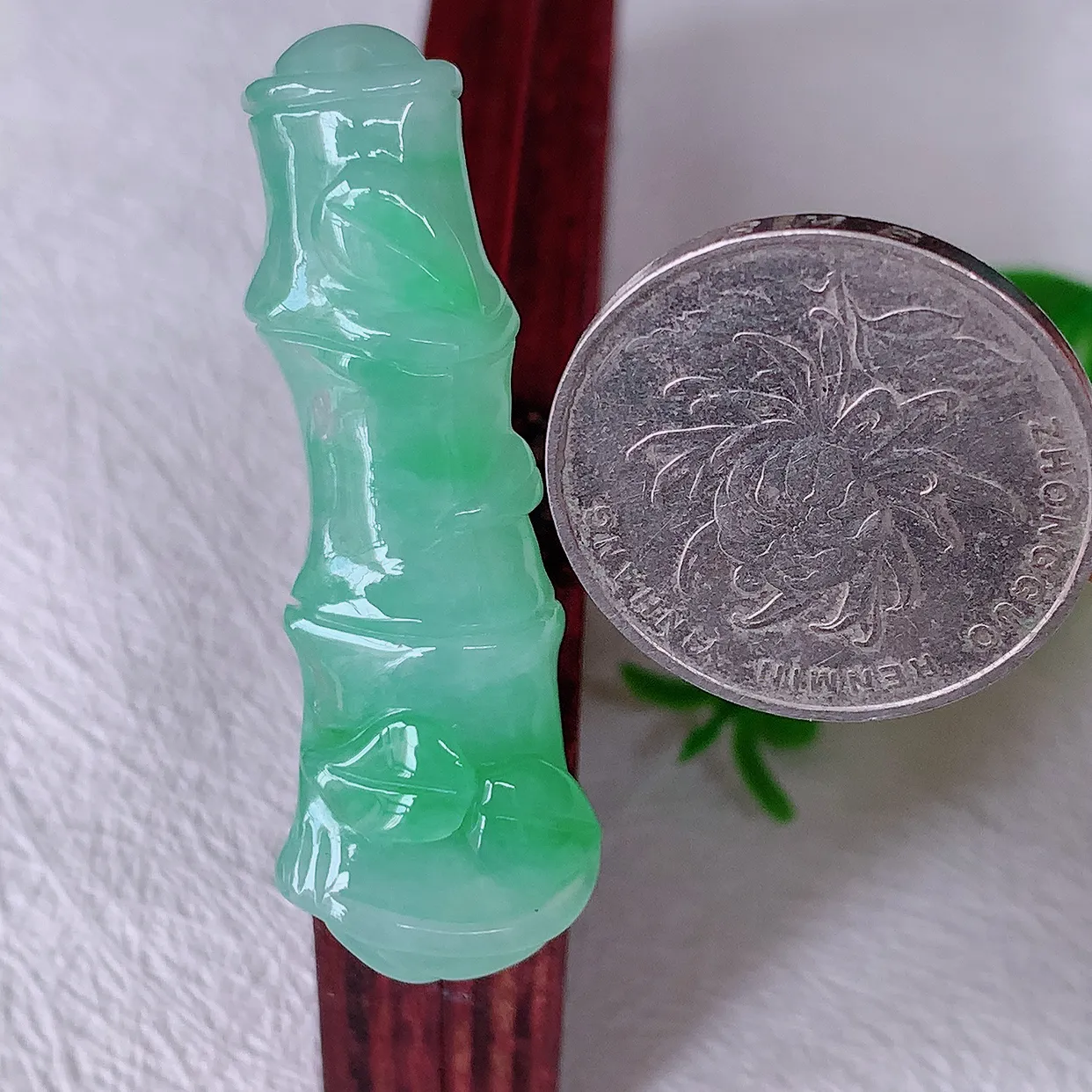 自然光实拍，冰飘绿翡翠竹节吊坠。竹节寓意“节节高，官运亨通，前程似锦，水润莹泽，清秀高雅，佩戴精美！#60.13