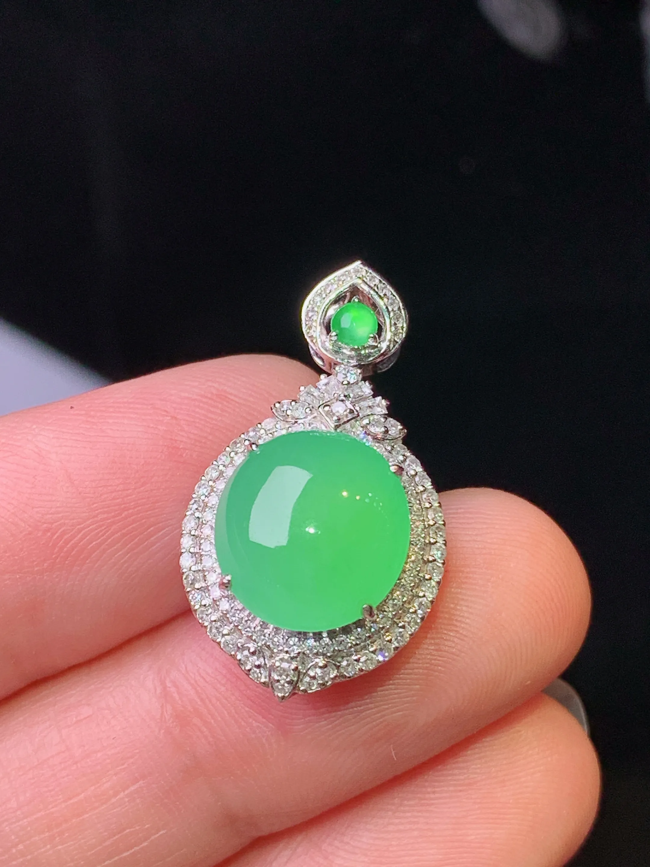 18k金钻镶嵌翠绿蛋面吊坠 玉质细腻 水润亮眼 色泽艳丽 整体尺寸25*14.3*10