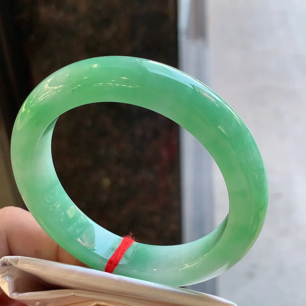 正圈冰糯翠绿 无瑕 尺寸:54.3/12/9 版型好🥰🥰