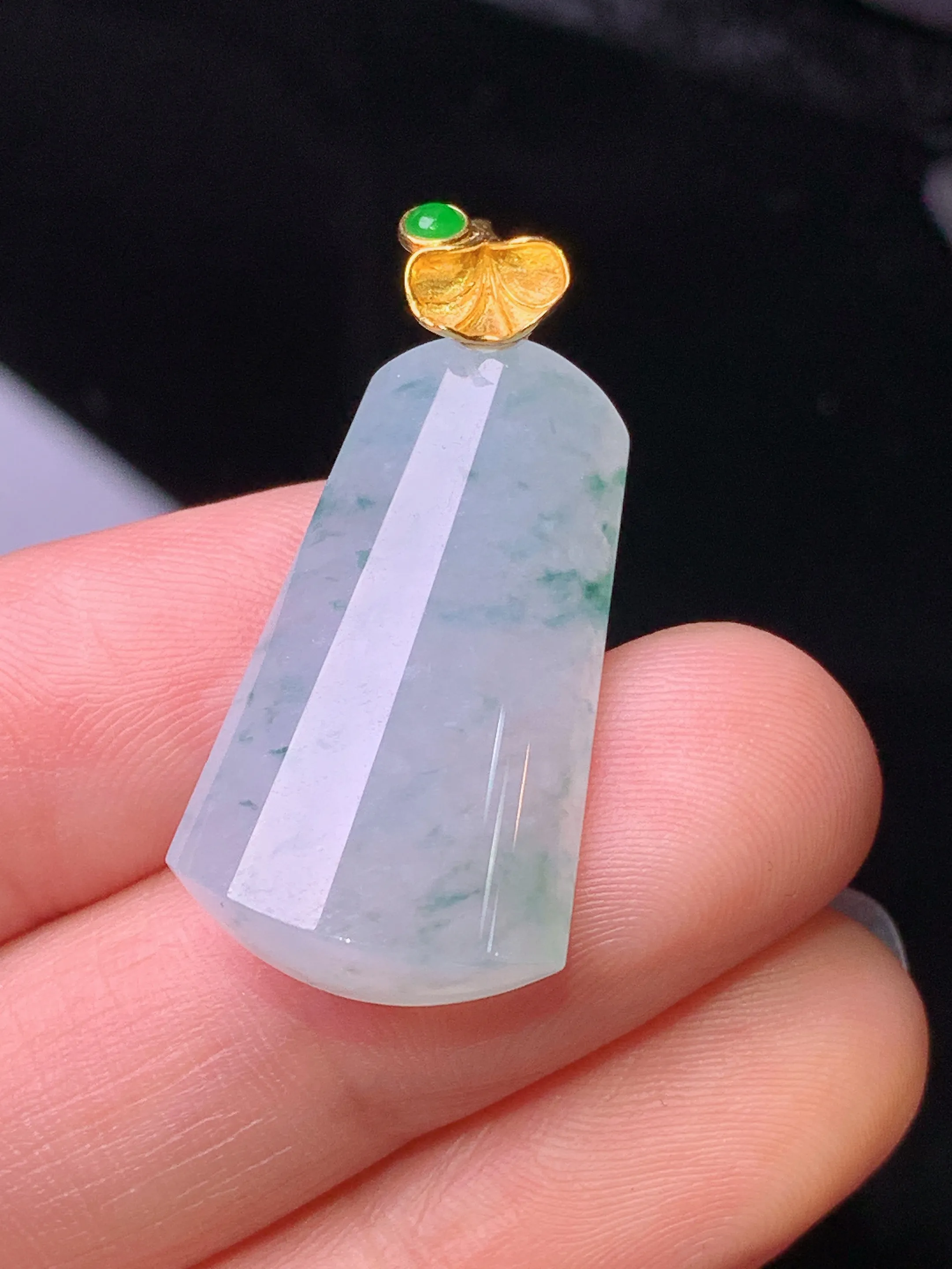 18k金镶嵌飘绿玉柱吊坠 玉质细腻 水润亮眼 色泽艳丽 整体尺寸31.5*15*6