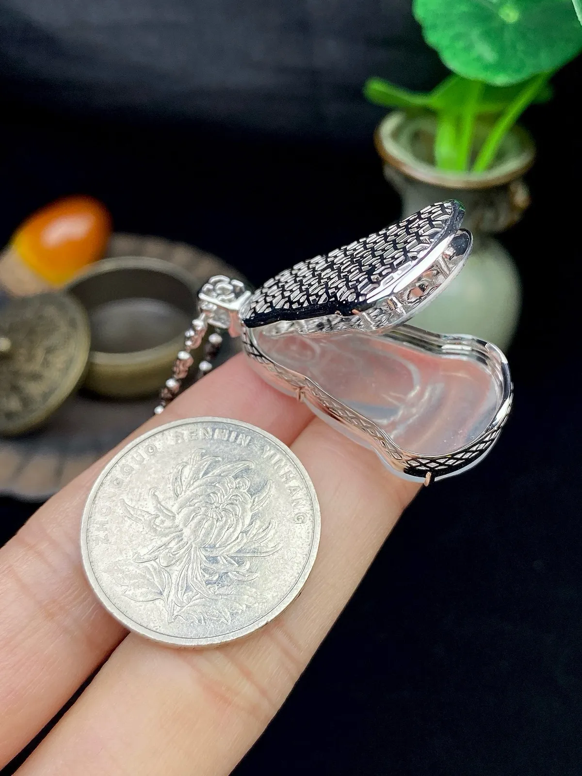 【冰种素衣观音】质地细腻，通透度上佳，冰感十足，适合佩戴，收藏品质，18k金钻镶嵌，裸石尺寸32.2*19.4*3.4毫米