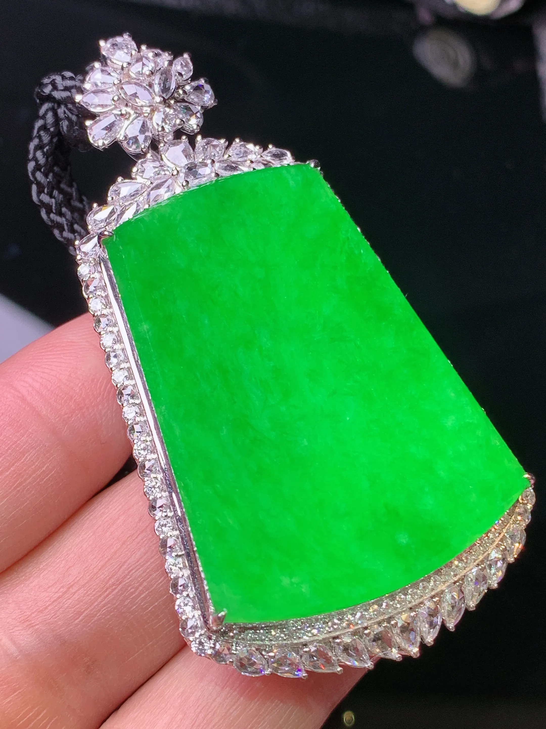 18k金钻镶嵌满绿无事牌吊坠 玉质细腻 水润亮眼 色泽艳丽 整体尺寸60*32.8*12