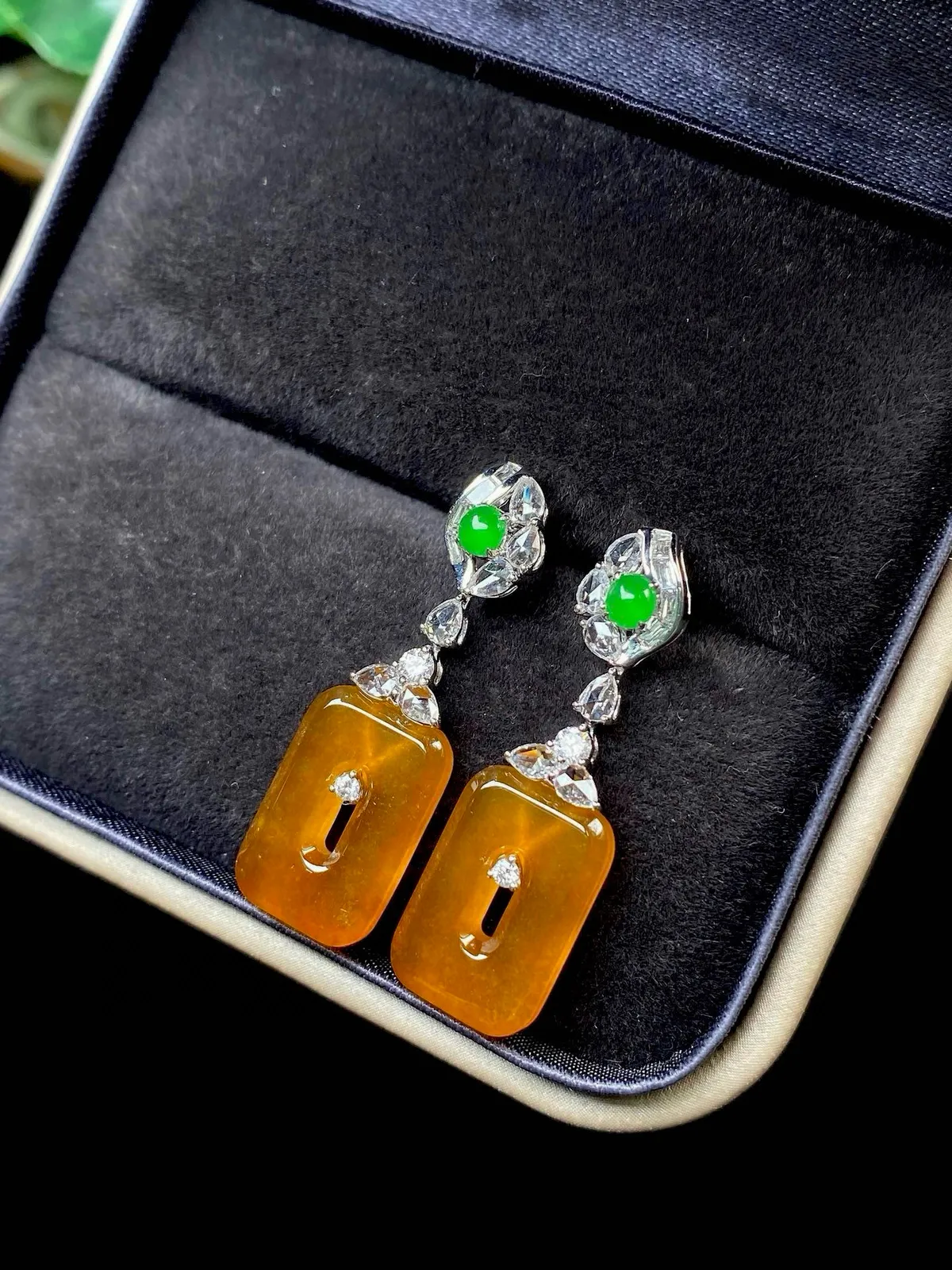 【冰种黄翡方糖耳坠】质地细润，起刚起荧光，18K金钻镶嵌，裸石尺寸13.7*9*2.6毫米