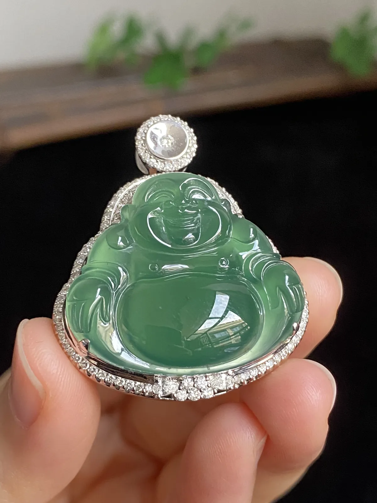 翡翠冰绿佛公吊坠，18k金伴钻镶嵌