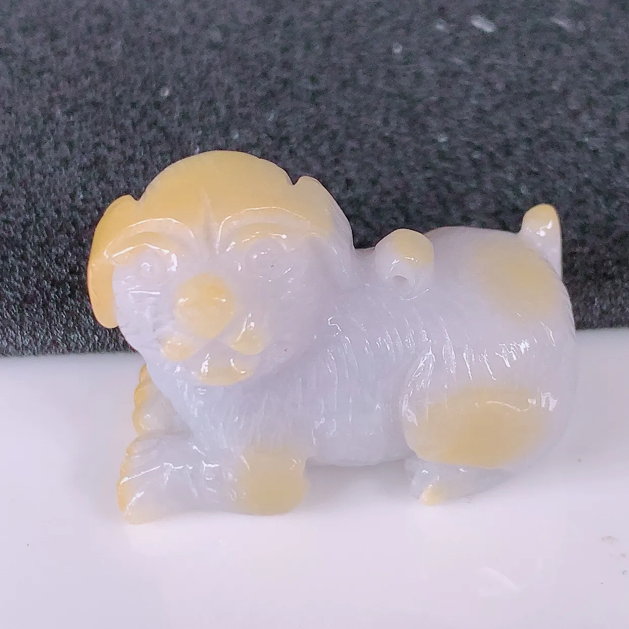 自然光实拍，冰润黄翡双彩翡翠生肖狗吊坠，种老水足，雕工精湛 ，寓意美好，佩戴时尚出众！#41.13
