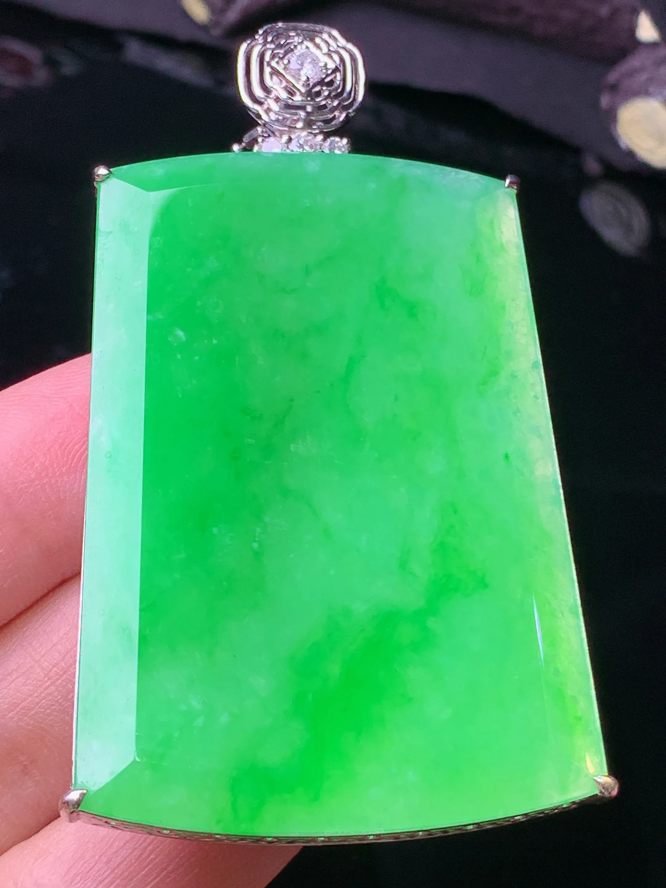 18k金钻镶嵌翠绿无事牌吊坠 玉质细腻 水润亮眼 色泽艳丽 整体尺寸66.5*36.8*8.5