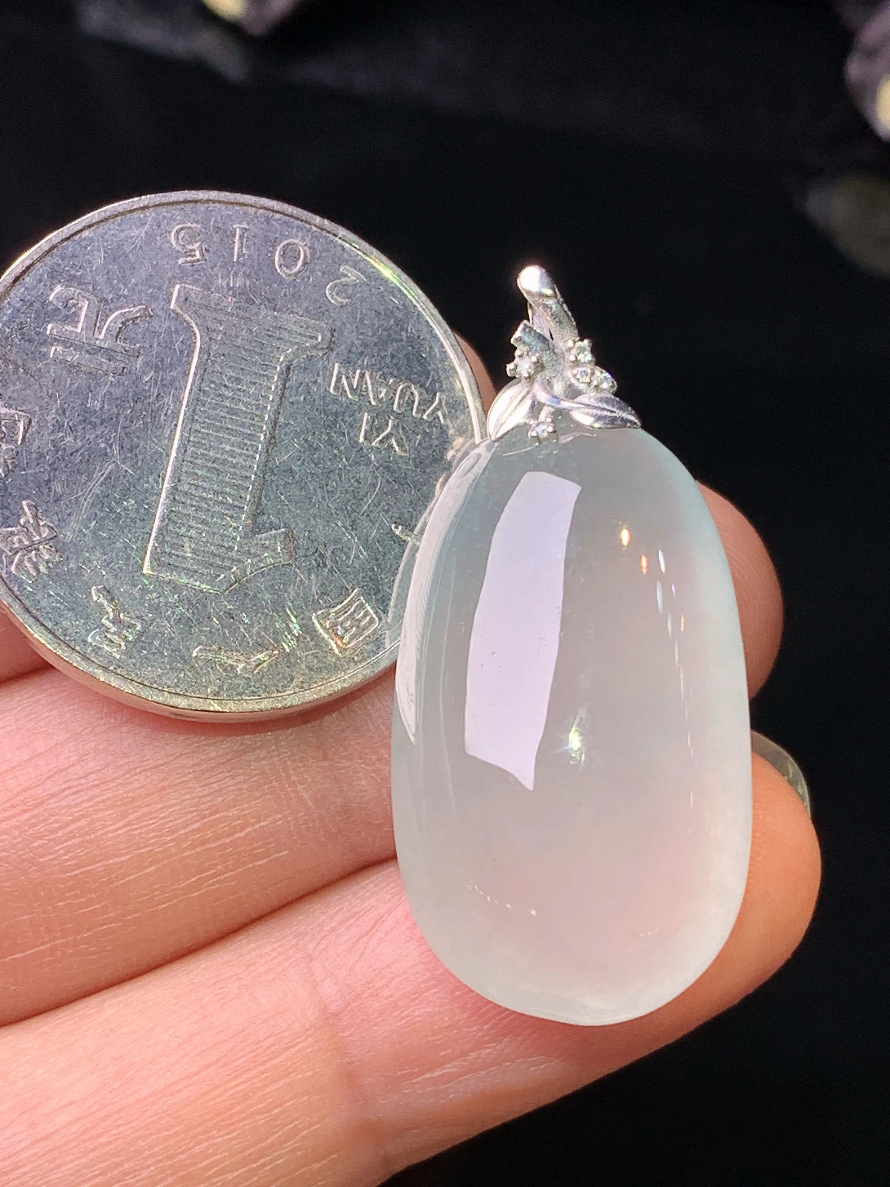 18k金镶嵌冰种福瓜吊坠 玉质细腻 水润亮眼 色泽艳丽 整体尺寸33.3*15.7*9.6