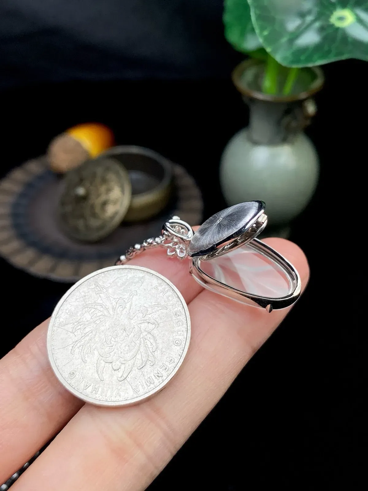 【冰种叶子】金枝玉叶，质地细腻，冰润透亮，光泽出众，18k金钻镶嵌，裸石尺寸20.6*12.4*3毫米