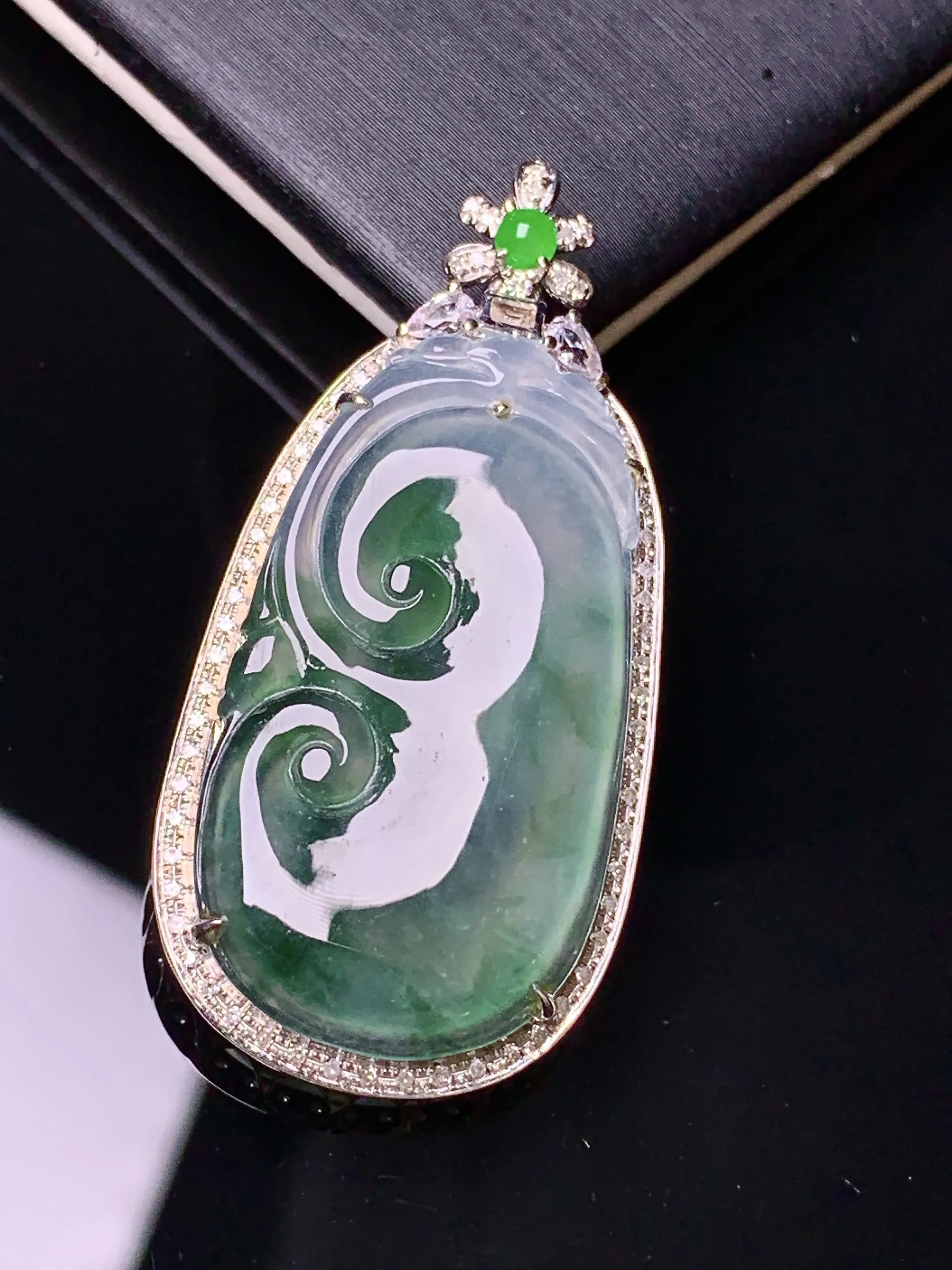 18k金钻镶嵌冰种如意吊坠 玉质细腻 水润亮眼 色泽艳丽 整体尺寸40*19.3*6.5