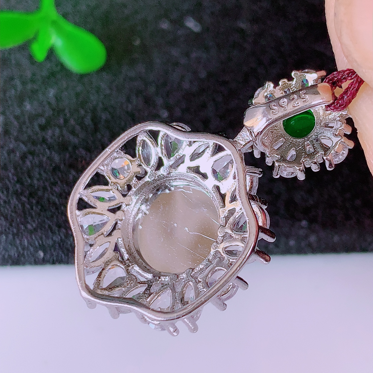 冰透满绿翡翠925银镶嵌平安扣吊坠，自然光实拍，翠色灵动，颜色漂亮，种老水足，品相佳，佩戴佳品！#98.13整体29.5*17.5*8.5裸石9.5-9.5