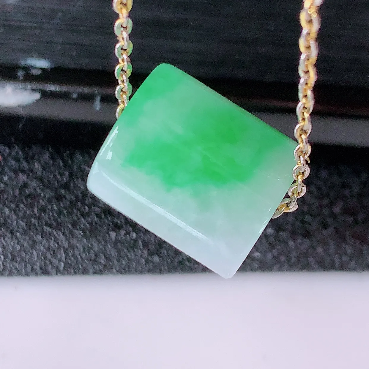 自然光实拍，冰飘绿翡翠路路通吊坠，寓意时来运转、财源滚滚，款式新颖时尚，日常百搭的款！配图银链#05.13