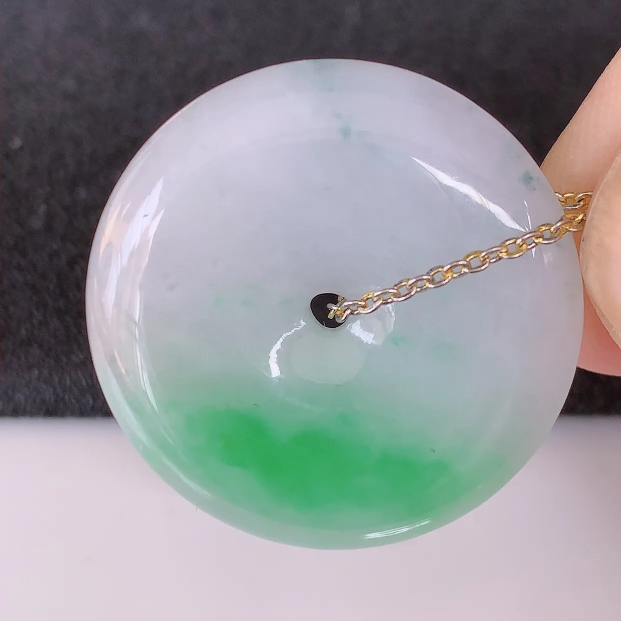 自然光实拍，冰润飘绿翡翠平安扣吊坠，形体饱满圆润，平安扣肥嘟嘟的，平平安安，种水很好，配戴精美！#57.13