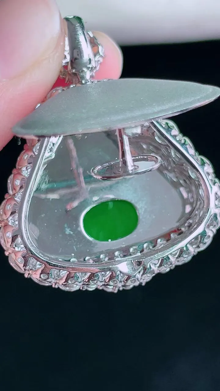 【翡翠名称】18K金豪华镶钻冰满阳绿佛公吊坠
【翡翠尺寸】含金37.6/30.4/12.6mm
【翡翠描述】宝贝种老水足，玉质细腻，色泽靓丽，性价比高，佩戴效果好！
【其它赠送】权威证书/精美挂绳/盒子/支持全国复检(七天无理由退换货买家只须付来回邮费即可）