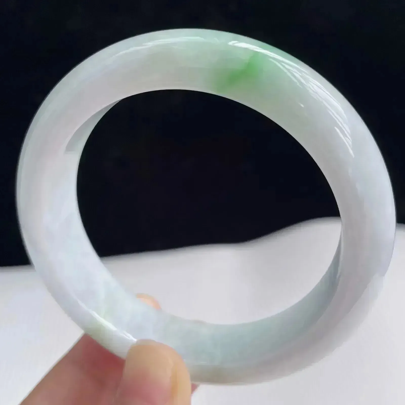 54.8圈口玉石玉镯翡翠飘绿手镯65.97g