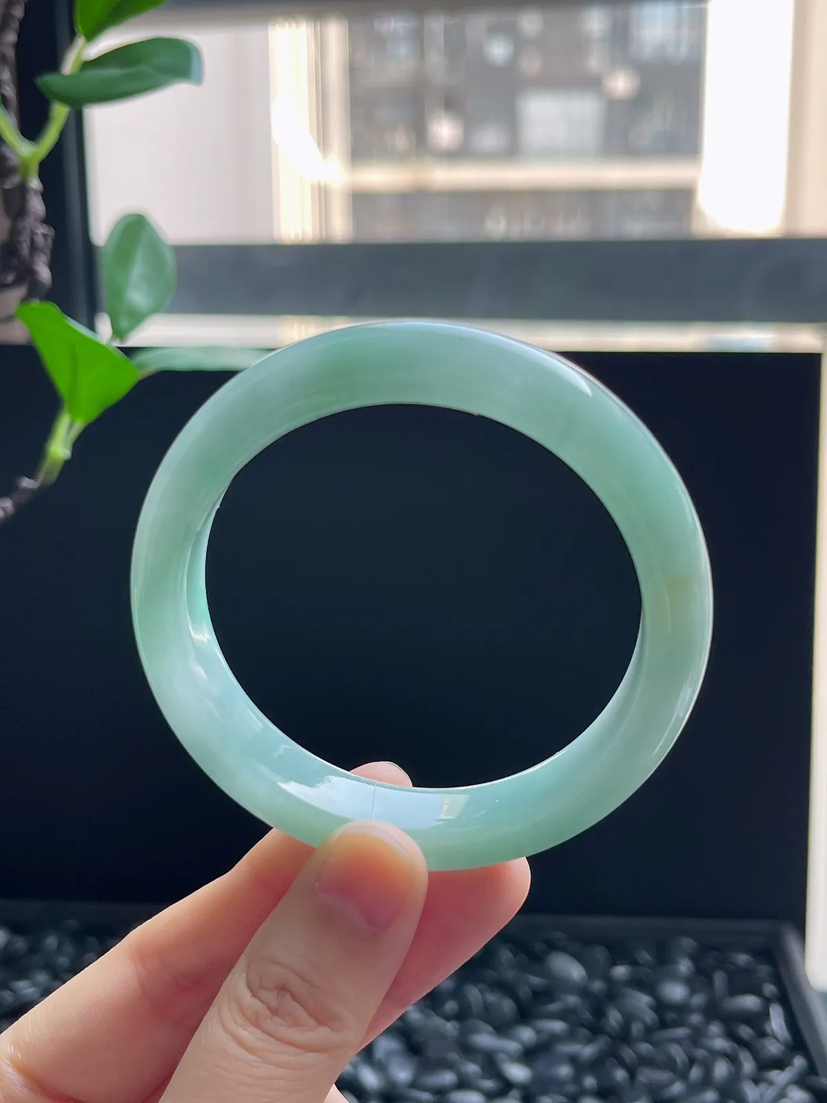 正圈54.5圈口，翡翠冰糯种飘绿手镯