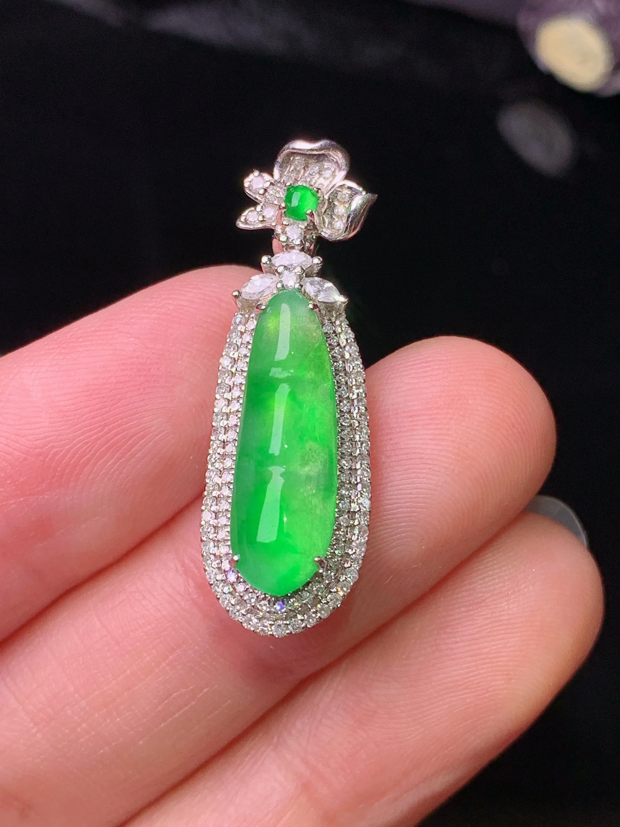 18k金钻镶嵌冰种四季豆吊坠 玉质细腻 水润亮眼 色泽艳丽 整体尺寸30.6*10*7