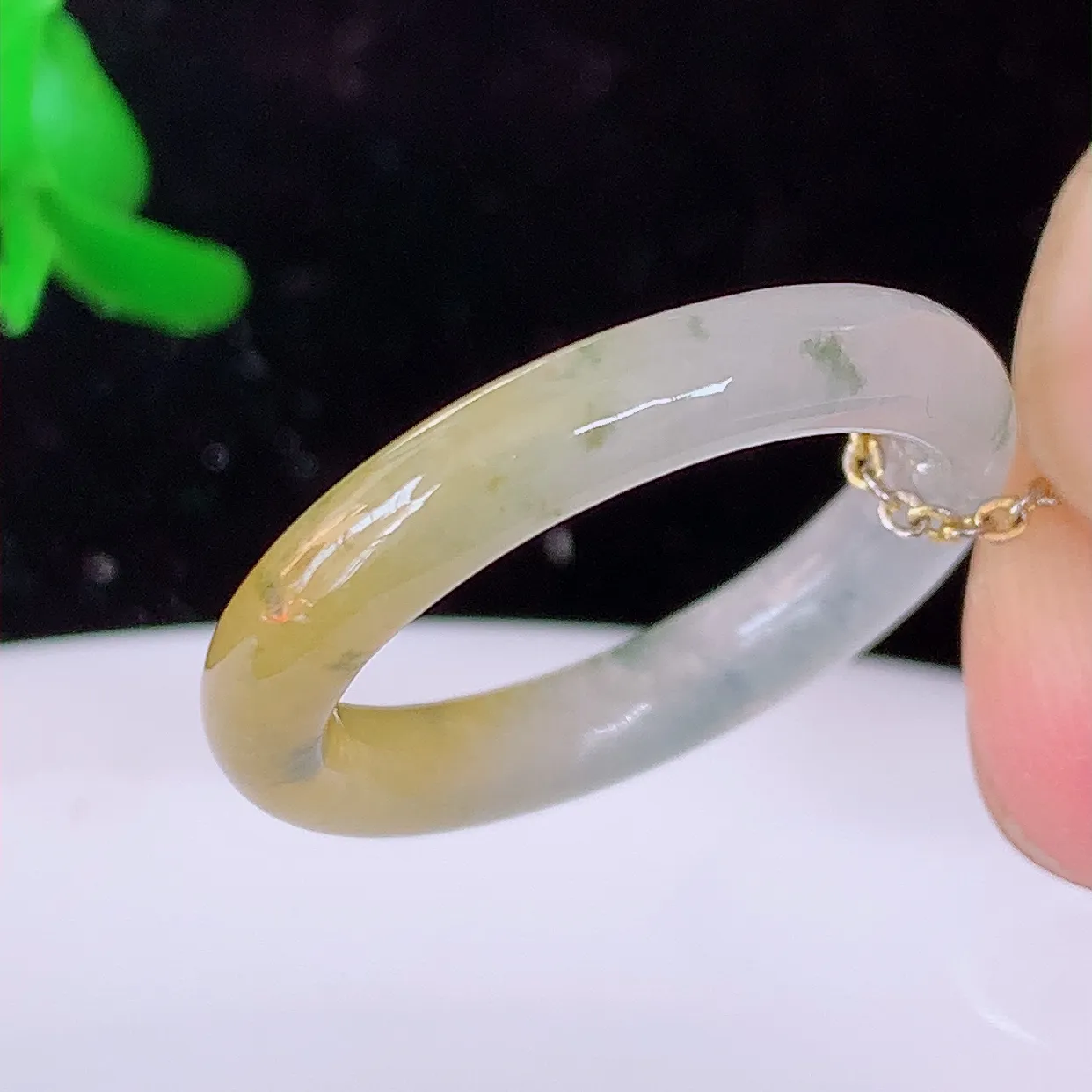 自然光实拍，17.mm内径冰种黄加绿翡翠指环，玉戒指，玉质莹润，好精美好冰润的指环，14圈口，上手纤巧！#1.13