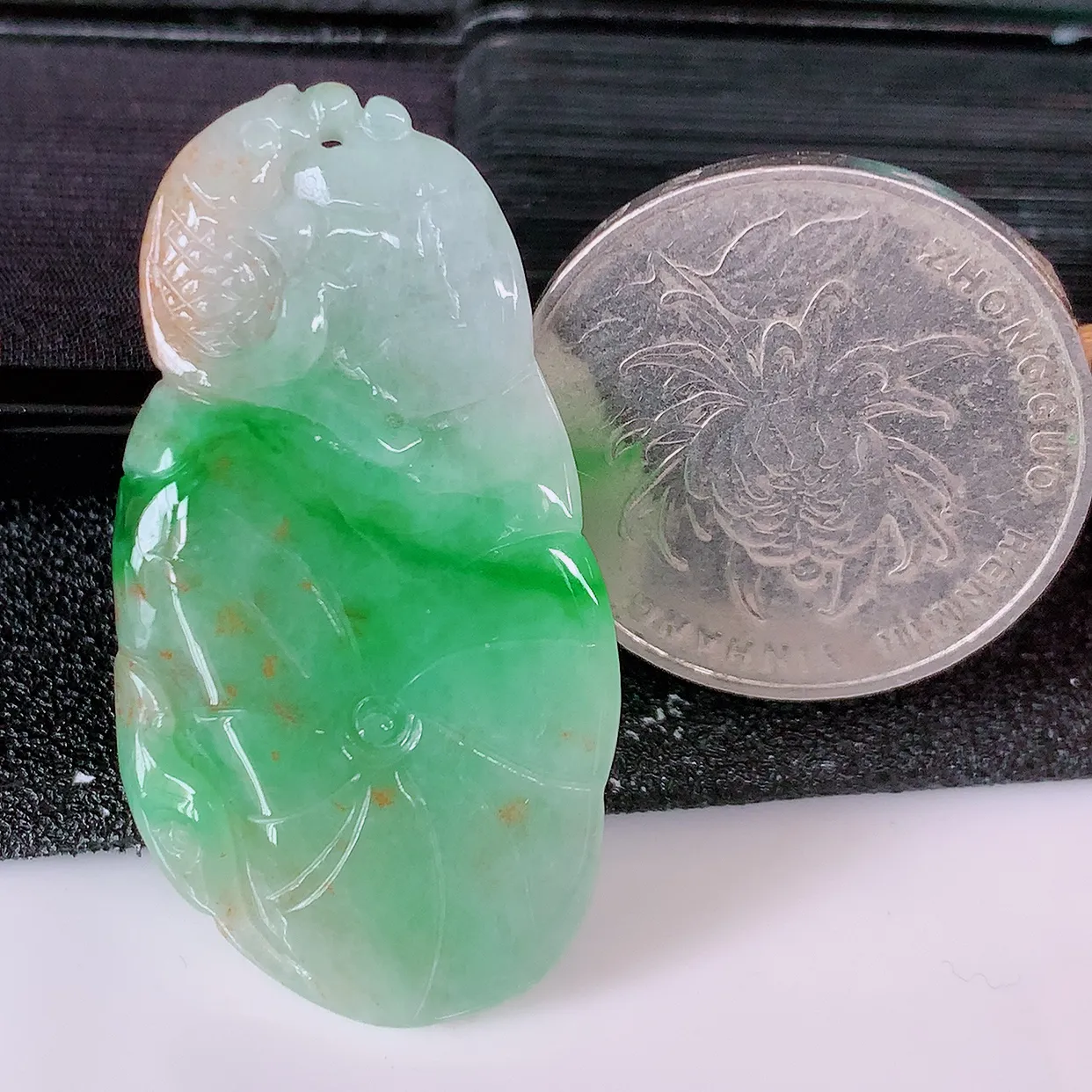 自然光实拍，冰润黄加绿翡翠荷叶鱼、和和美美玉坠，财源广进，自然隐逸、荷本是素不着尘之物，有和美之寓意。#05.13