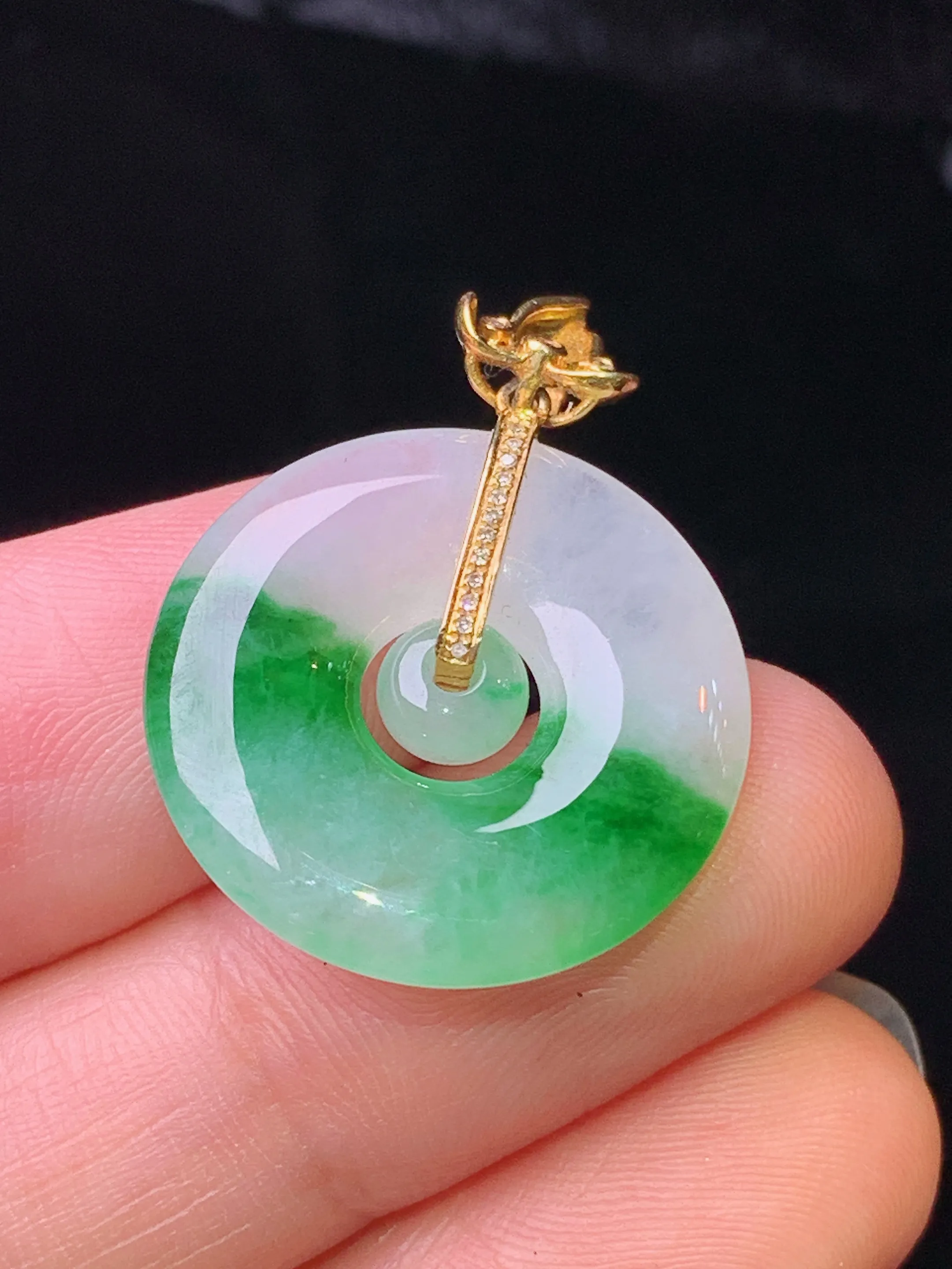 18k金钻镶嵌飘绿子母扣吊坠 玉质细腻 水润亮眼 色泽艳丽 整体尺寸27.3*20.8*3.5