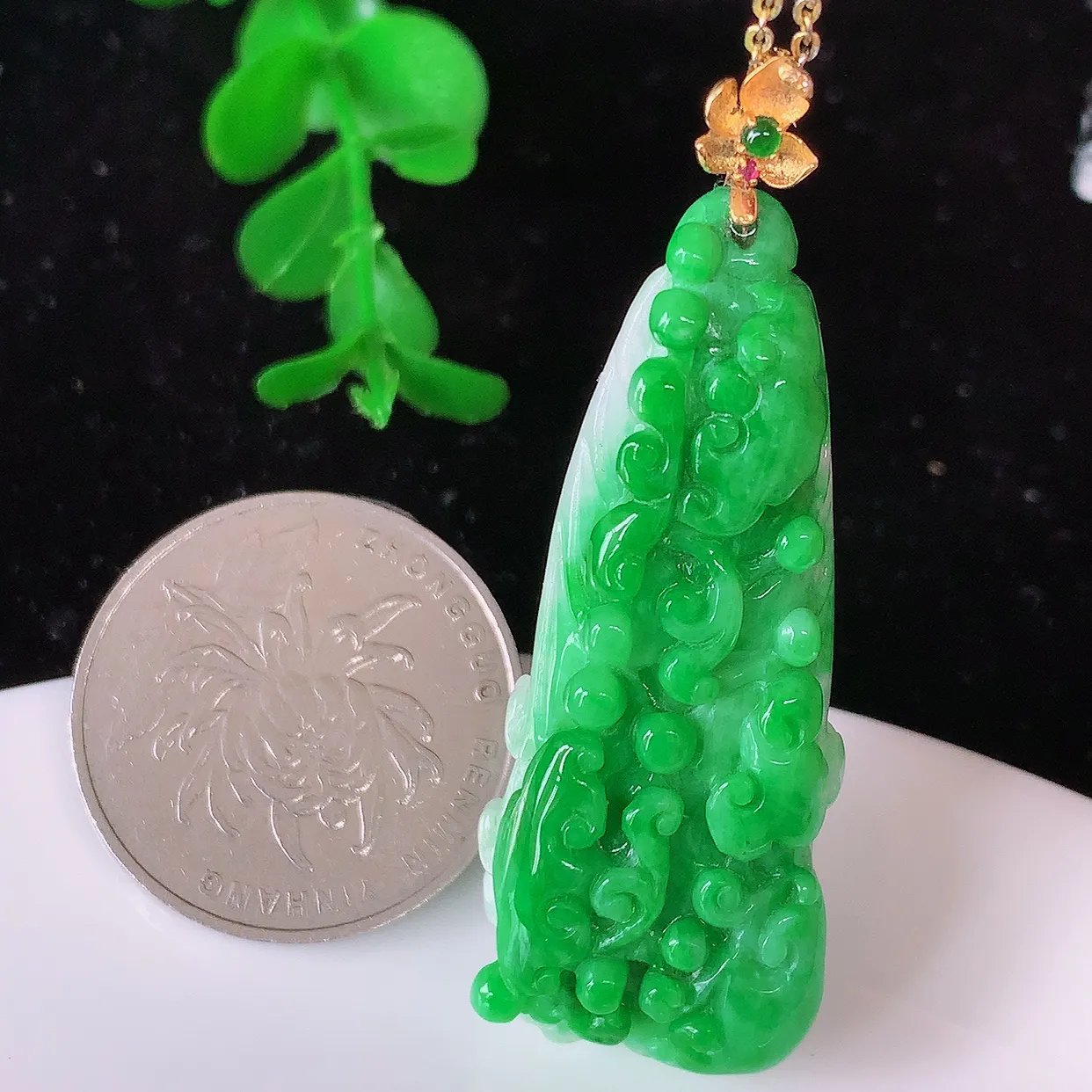 18K金镶嵌辣绿翡翠招百财白菜吊坠，百财聚来，财源滚滚，色泽鲜艳，精工水润的白菜，性价比高！#1.13整体51.5裸石44.5*17-11.5