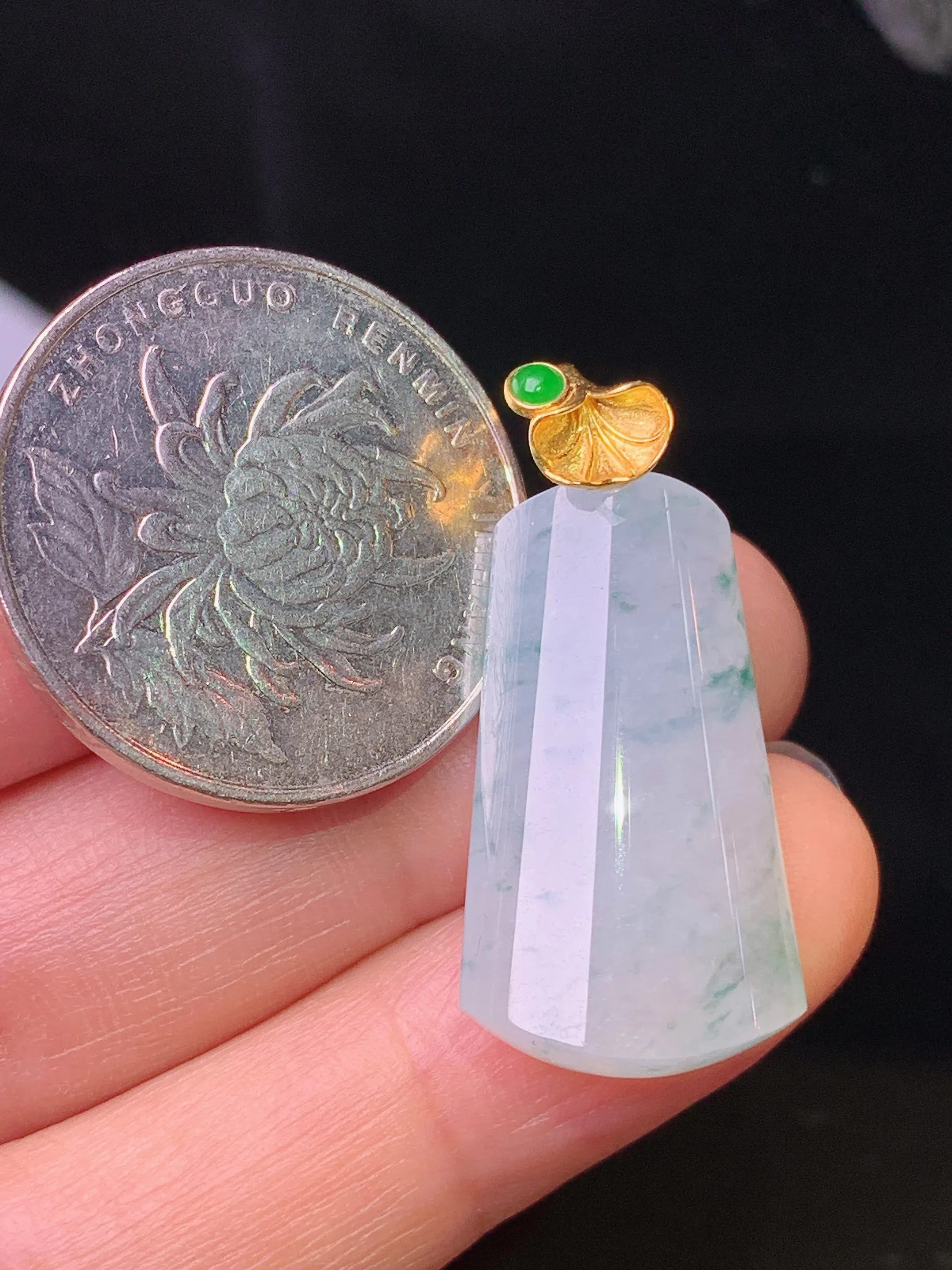 18k金镶嵌飘绿玉柱吊坠 玉质细腻 水润亮眼 色泽艳丽 整体尺寸31.5*15*6