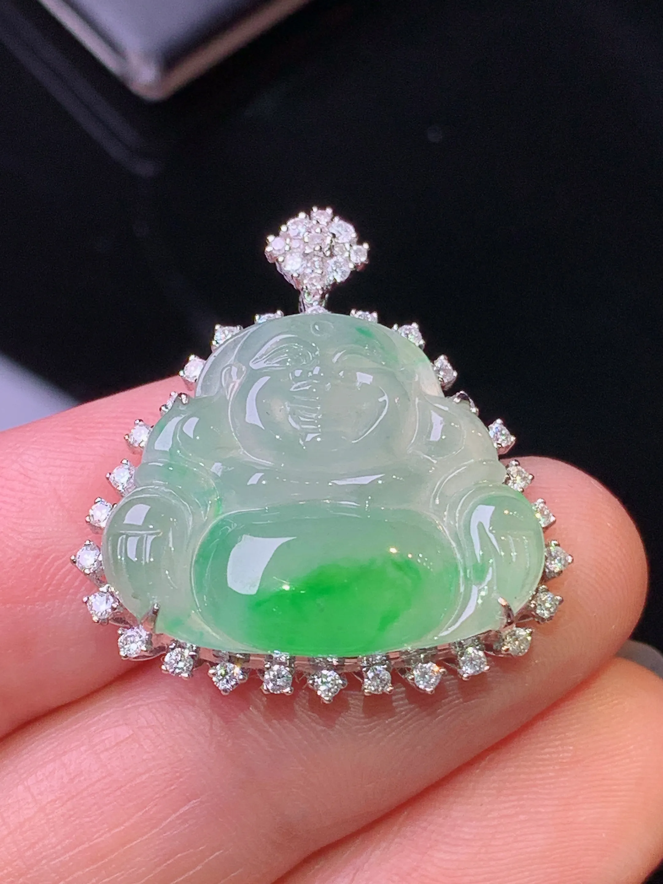 18k金钻镶嵌飘绿佛公吊坠 玉质细腻 水润亮眼 色泽艳丽 整体尺寸27.2*25*7