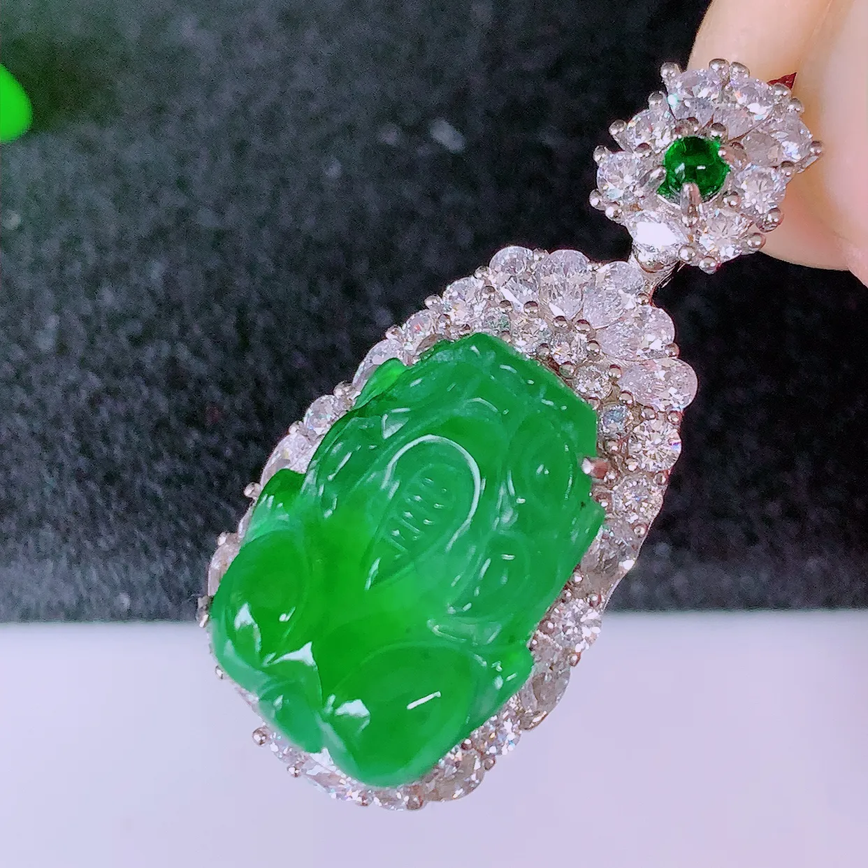 冰透满绿翡翠925银镶嵌貔貅吊坠，自然光实拍，翠色灵动，颜色漂亮，种老水足，品相佳，佩戴佳品！#98.13整体32.5*15.5*10裸石17*12