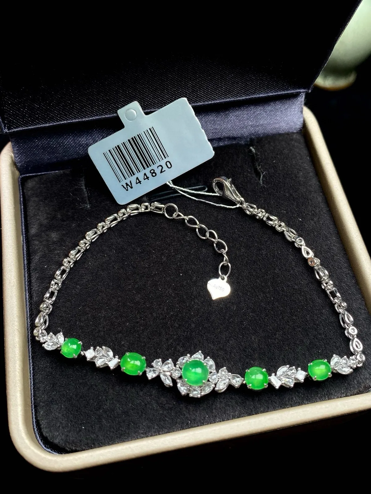 【冰种满绿蛋面镶嵌手链】颗颗冰透，饱满圆润，光泽闪耀，流行款，18K金钻搭配，裸石尺寸4.7*4.5*2.6毫米，总长185