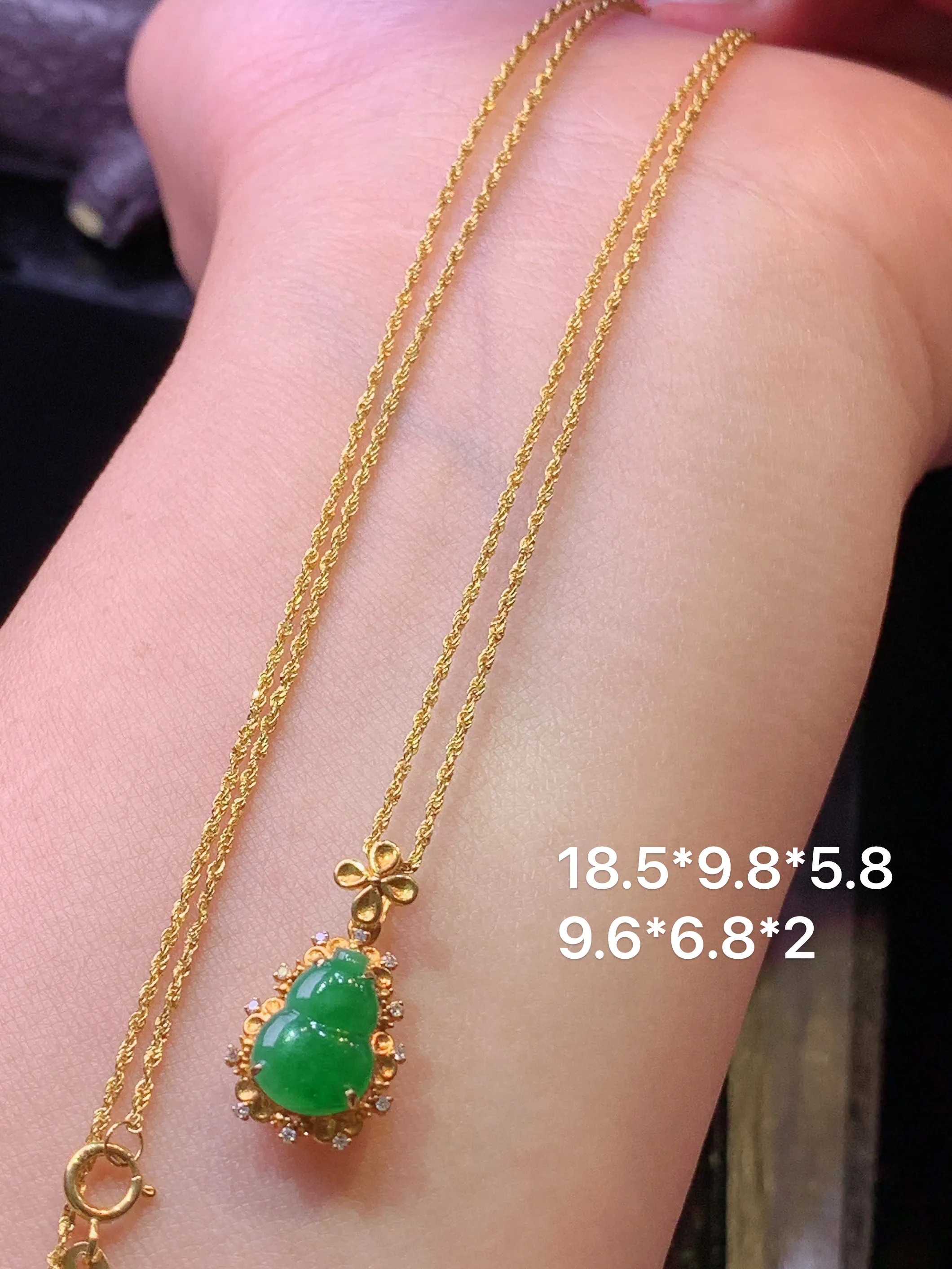 18k金钻镶嵌翠绿葫芦项链吊坠 玉质细腻 水润亮眼 色泽艳丽 整体尺寸18.5*9.8*5.8