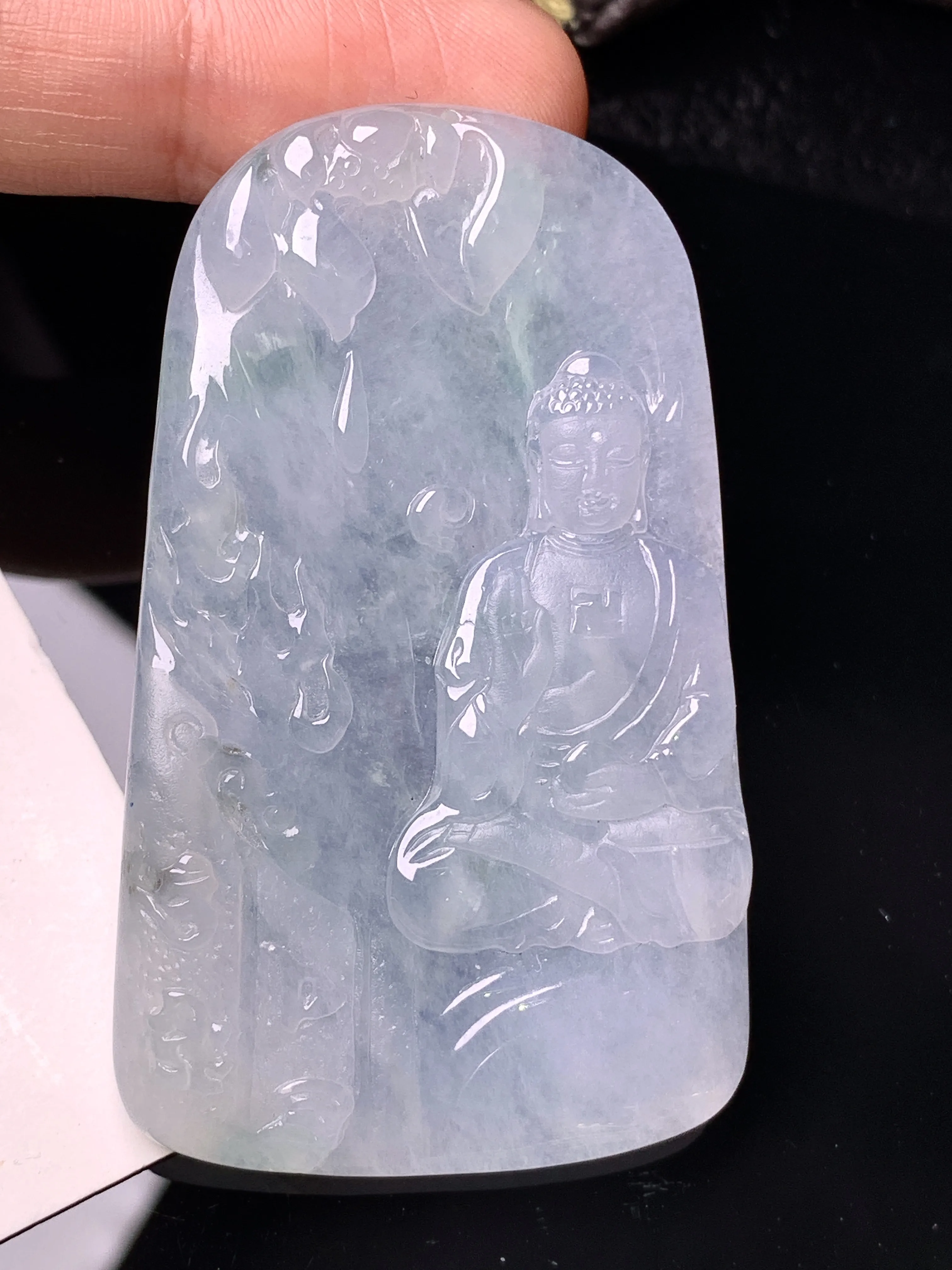 冰种大日如来佛祖吊坠 玉质细腻 水润亮眼 色泽艳丽 整体尺寸59.2*35.7*4.6