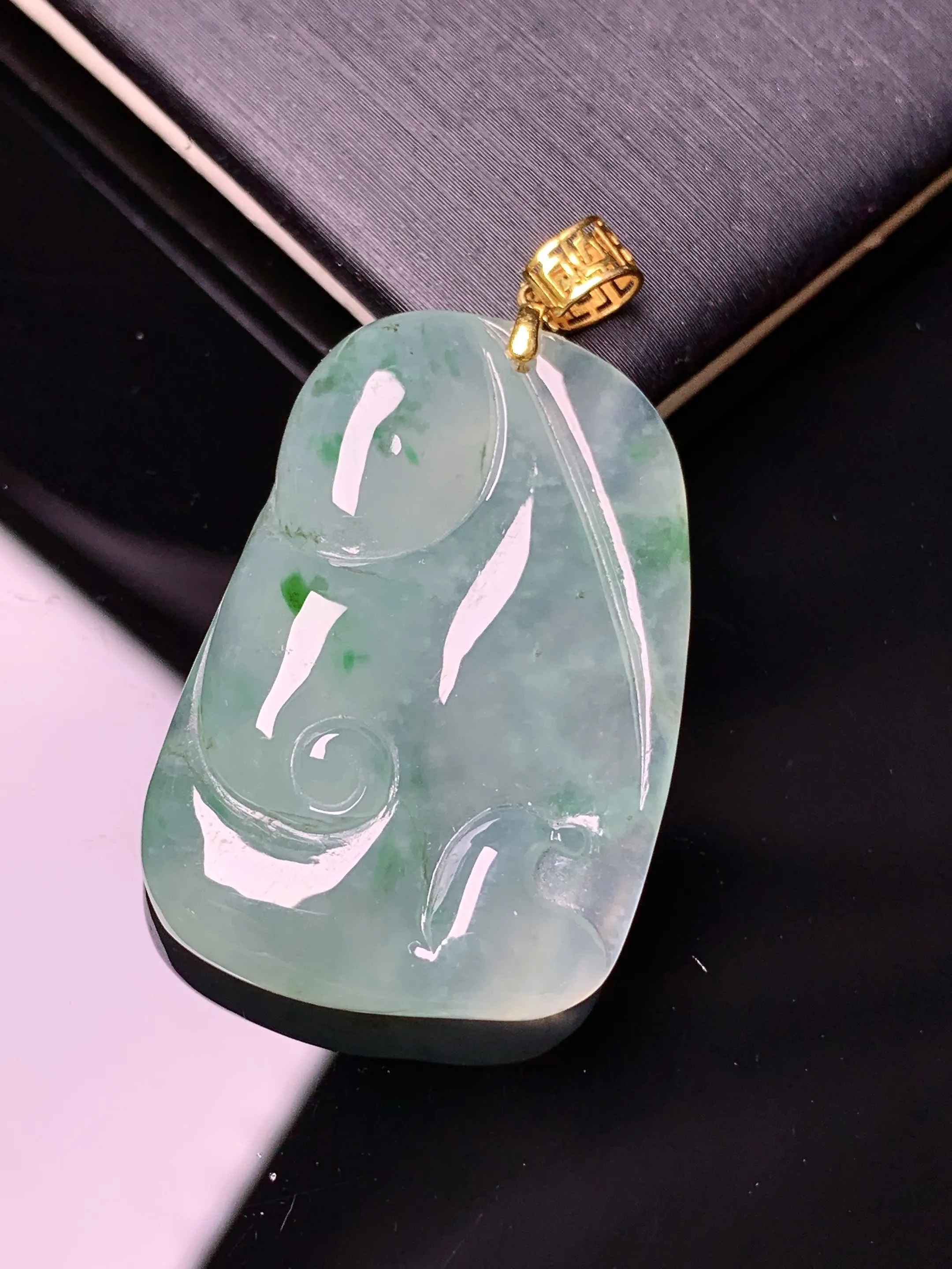 18k金镶嵌冰种如意吊坠 玉质细腻 水润亮眼 色泽艳丽 整体尺寸37.8*21.7*6.5