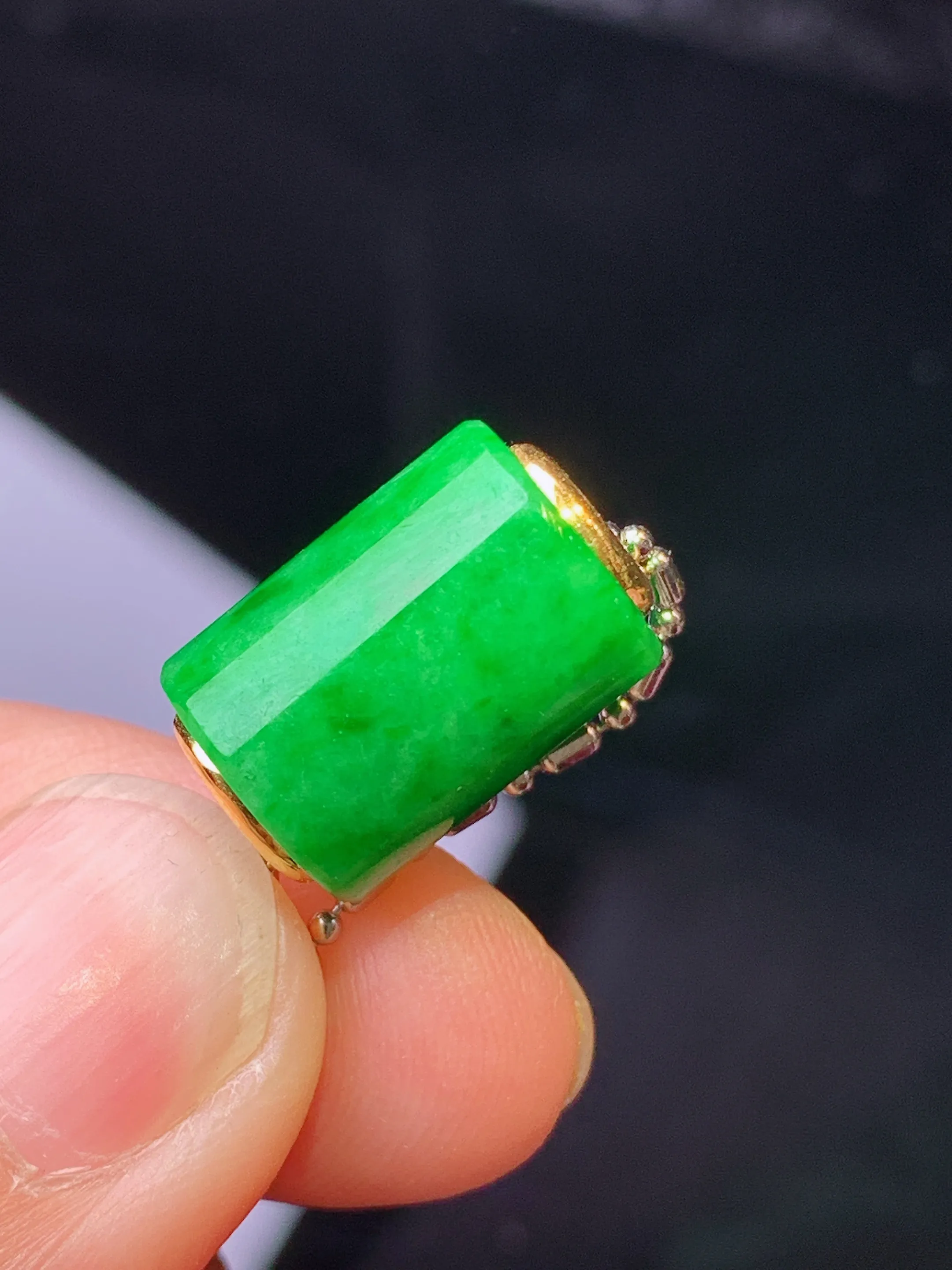 18k金镶嵌翠绿路路通吊坠 玉质细腻 水润亮眼 色泽艳丽 整体尺寸10*10*13.2