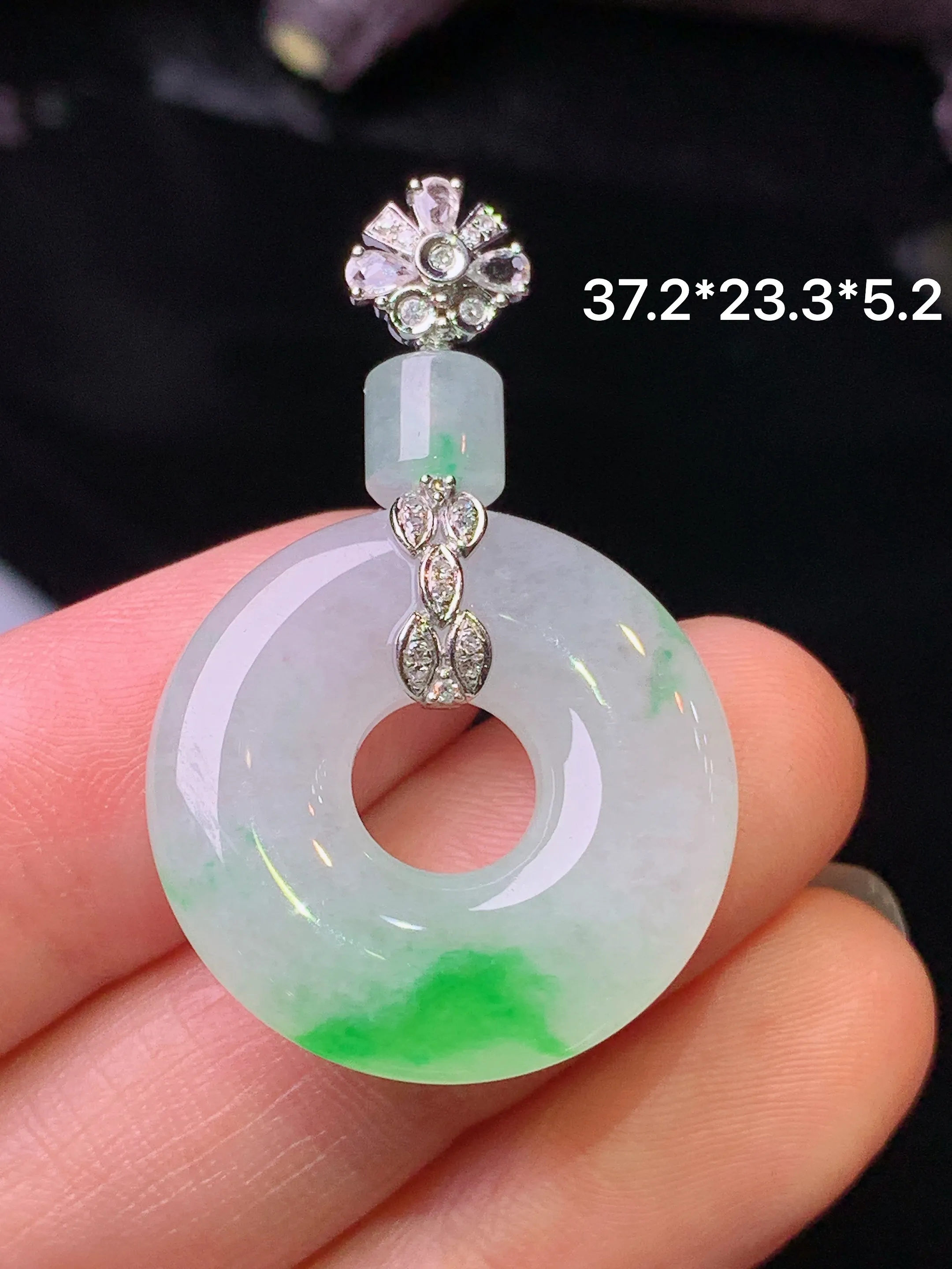 18k金钻镶嵌飘绿平安环吊坠 玉质细腻 水润亮眼 色泽艳丽 整体尺寸37.2*23.3*5.2